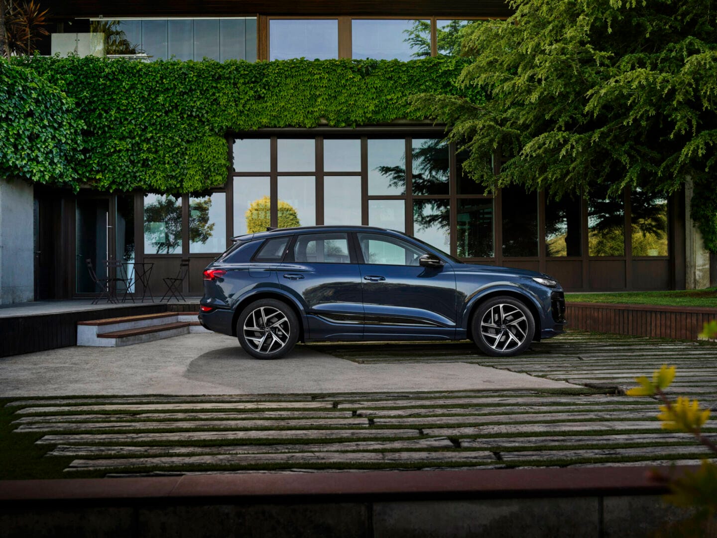 AUDI Q6 E-TRON REVOLUCIONA EL DISEÑO Y LA TECNOLOGÍA CON 625 KM DE AUTONOMÍA V12MAGAZINE El AUDI Q6 E-TRON establece una nueva referencia en términos de prestaciones, autonomía, recarga, dinámica de conducción y diseño. V12MAGAZINE