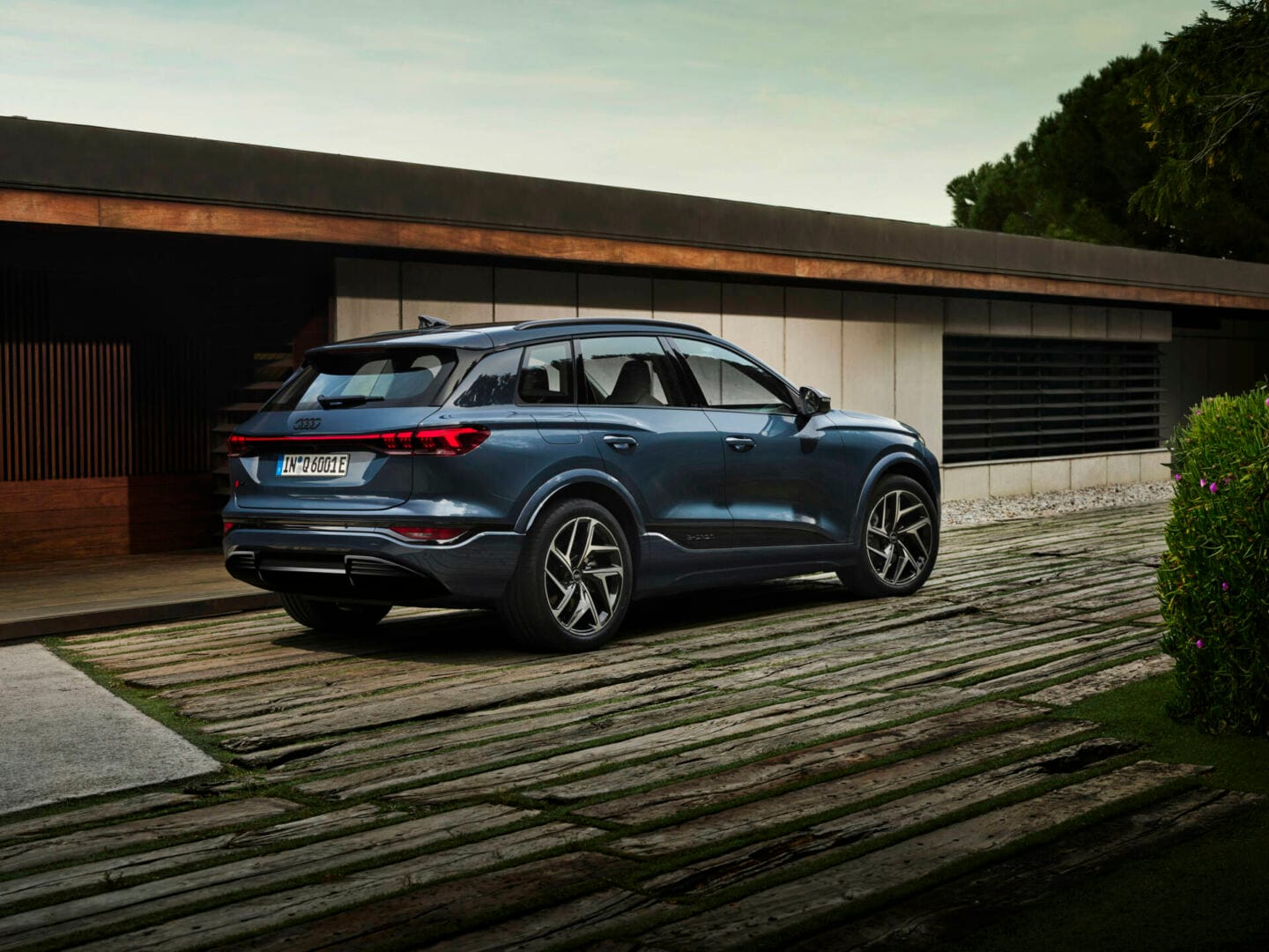AUDI Q6 E-TRON REVOLUCIONA EL DISEÑO Y LA TECNOLOGÍA CON 625 KM DE AUTONOMÍA V12MAGAZINE El AUDI Q6 E-TRON establece una nueva referencia en términos de prestaciones, autonomía, recarga, dinámica de conducción y diseño. V12MAGAZINE