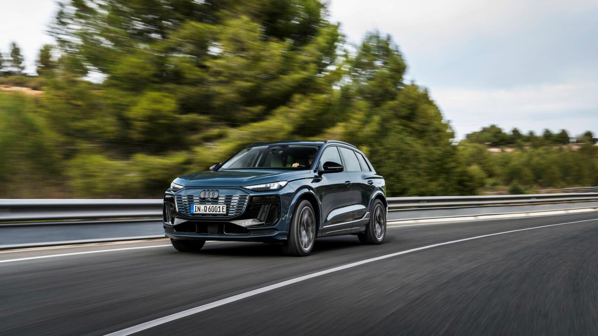 AUDI Q6 E-TRON REVOLUCIONA EL DISEÑO Y LA TECNOLOGÍA CON 625 KM DE AUTONOMÍA V12MAGAZINE El AUDI Q6 E-TRON establece una nueva referencia en términos de prestaciones, autonomía, recarga, dinámica de conducción y diseño. V12MAGAZINE