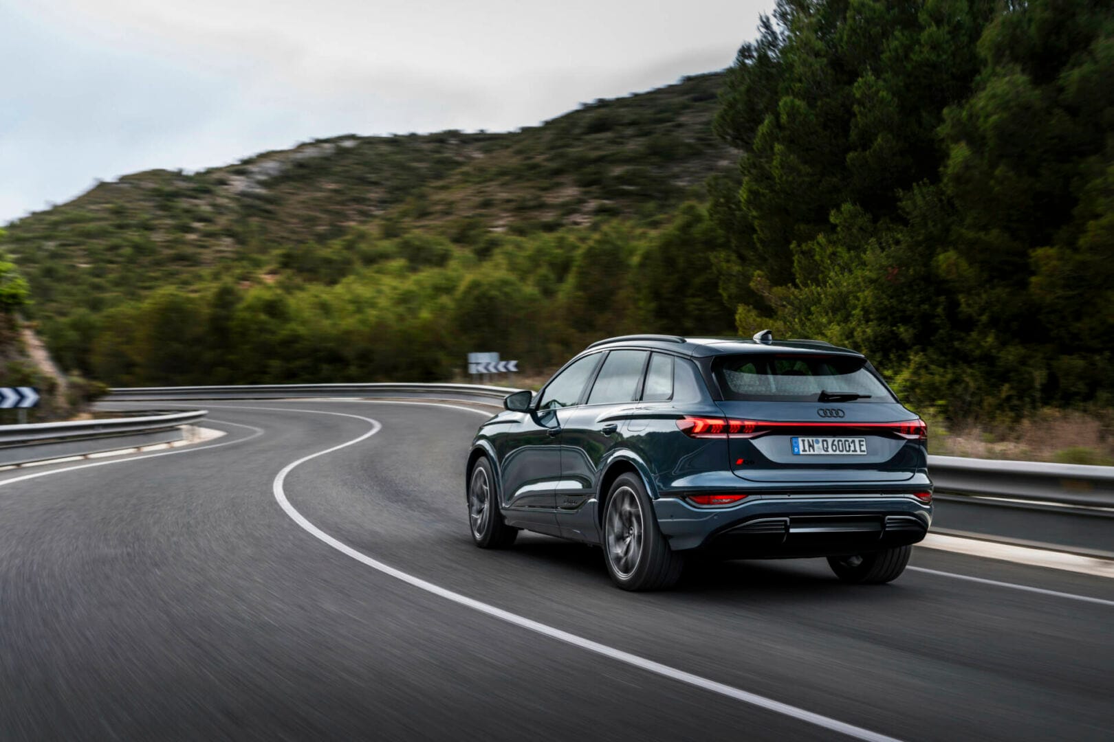 AUDI Q6 E-TRON REVOLUCIONA EL DISEÑO Y LA TECNOLOGÍA CON 625 KM DE AUTONOMÍA V12MAGAZINE El AUDI Q6 E-TRON establece una nueva referencia en términos de prestaciones, autonomía, recarga, dinámica de conducción y diseño. V12MAGAZINE