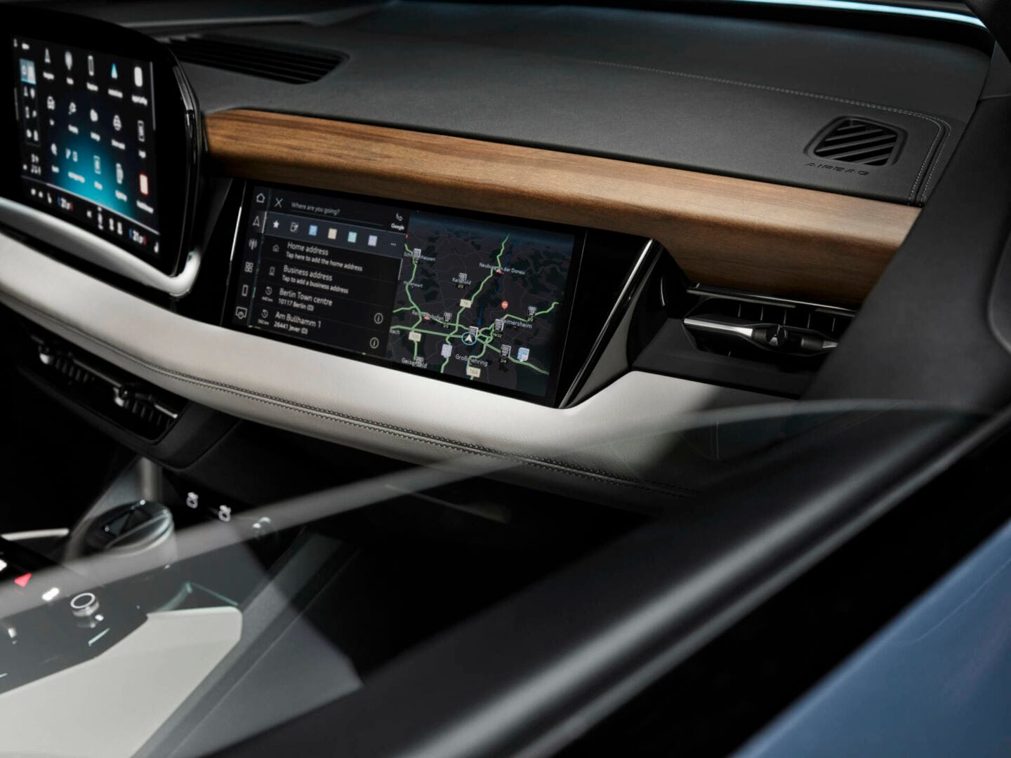 AUDI Q6 E-TRON REVOLUCIONA EL DISEÑO Y LA TECNOLOGÍA CON 625 KM DE AUTONOMÍA V12MAGAZINE El AUDI Q6 E-TRON establece una nueva referencia en términos de prestaciones, autonomía, recarga, dinámica de conducción y diseño. V12MAGAZINE