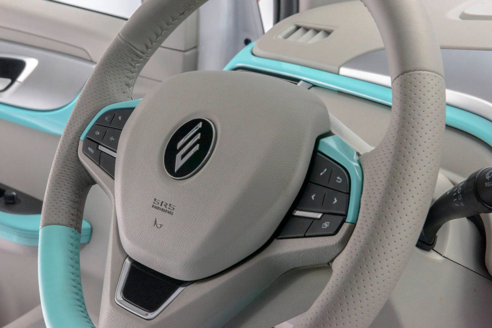 JMEV EV3: EL CITY CAR ELÉCTRICO QUE REDEFINE LA MOVILIDAD URBANA V12MAGAZINE JMEV EV3 tiene una autonomía de 302 km y tecnología de vanguardia, incluyendo un motor de 48 caballos de fuerza y tres modos de conducción. V12MAGAZINE