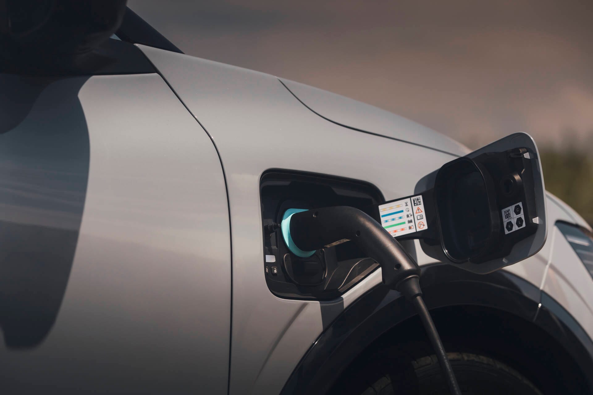 SEGÚN RENAULT, VACACIONES EN UN VEHÍCULO 100% ELÉCTRICO, SÍ ES POSIBLE V12MAGAZINE Renault promueve el uso de vehículos 100% eléctricos como una alternativa para recorrer las vías del país, pues tienen la capacidad de desenvolverse bien en carretera, además ofrecen ventajas como: estar exentos de pico y placa y rodar sin impacto medioambiental, sin mencionar los importantes ahorros en combustible para sus viajeros. V12MAGAZINE