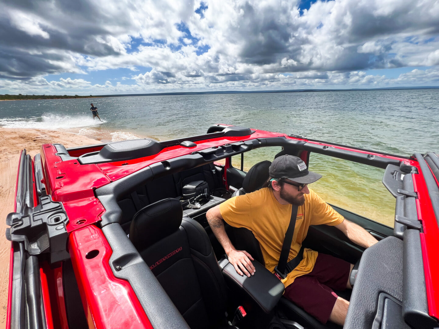 El Jeep Gladiator Rubicon combina la legendaria capacidad todoterreno de la marca Jeep con una excelente dinámica y alta seguridad. V12MAGAZINE