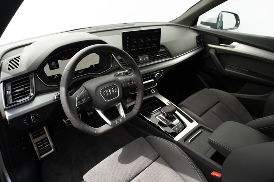 AUDI Q5 S LINE: LA ICÓNICA SUV DE LA MARCA DE LOS CUATRO AROS LLEGA RENOVADA A COLOMBIA V12MAGAZINE Audi Q5 S Line llega con motorización híbrida de dos litros con 249 caballos de potencia y en carrocería Sportback y SUV. V12MAGAZINE