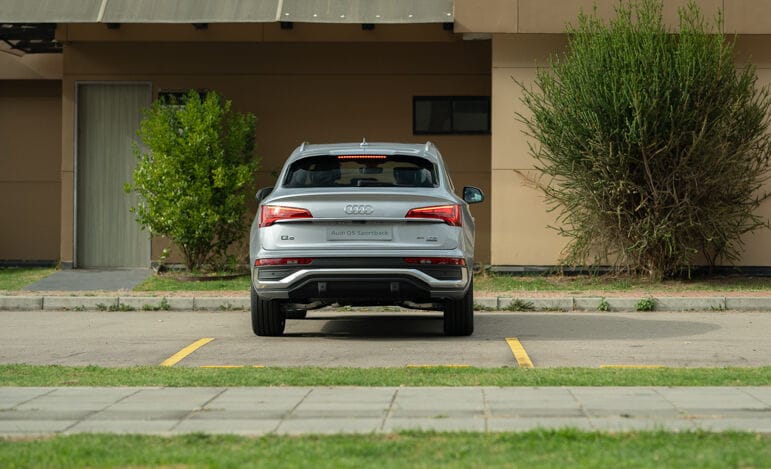 AUDI Q5 S LINE: LA ICÓNICA SUV DE LA MARCA DE LOS CUATRO AROS LLEGA RENOVADA A COLOMBIA V12MAGAZINE Audi Q5 S Line llega con motorización híbrida de dos litros con 249 caballos de potencia y en carrocería Sportback y SUV. V12MAGAZINE