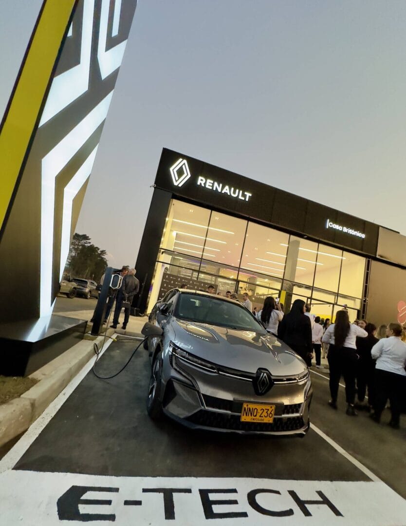 CASA BRITÁNICA INAUGURA EN LLANOGRANDE UNA DE LAS SALAS MÁS MODERNAS Y COMPLETAS DEL PAÍS V12MAGAZINE Con una inversión de más de 15 mil millones de pesos Casa Británica Llanogrande acercará la marca a sus clientes con mayor tecnología e innovación V12MAGAZINE