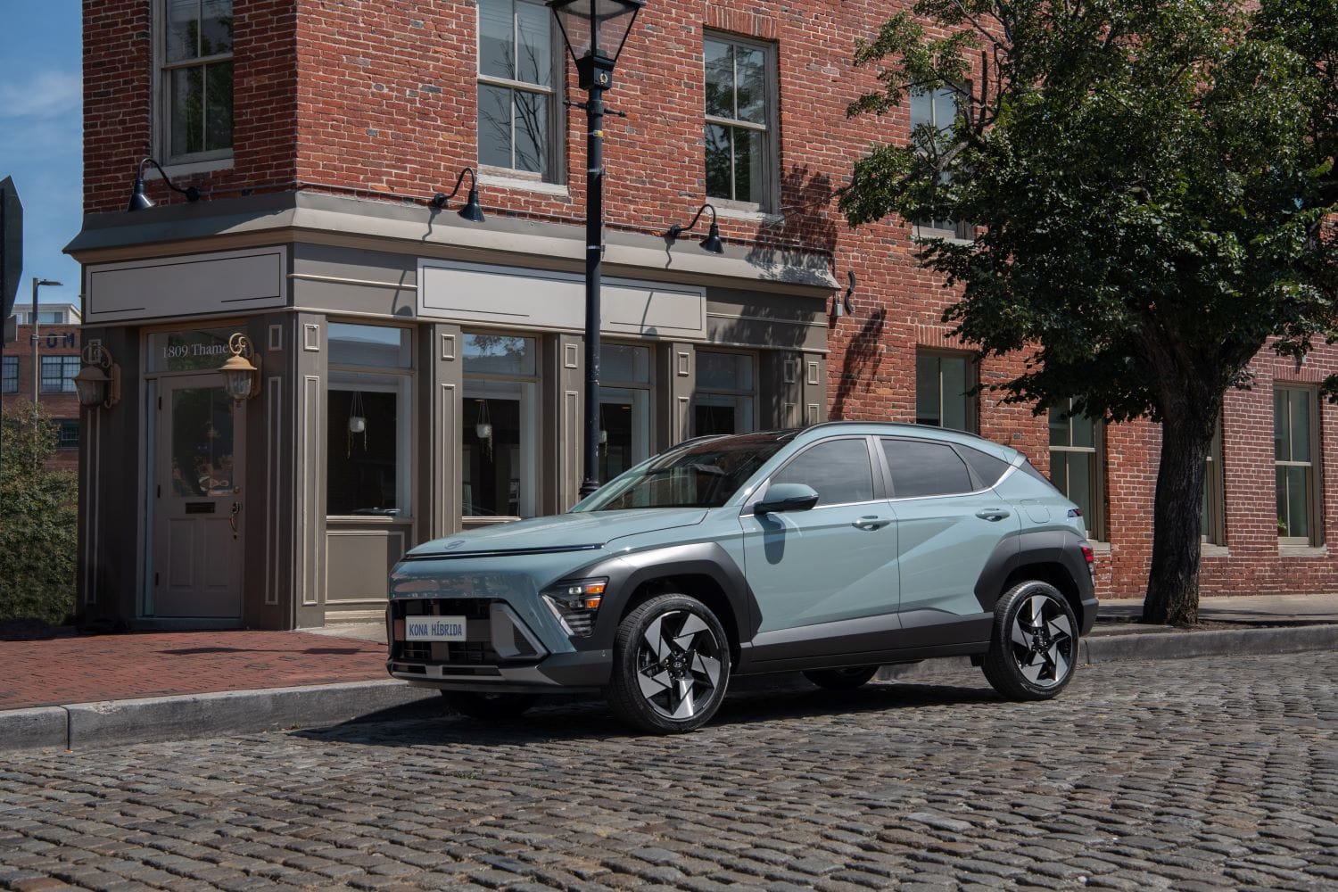 HYUNDAI KONA HÍBRIDA: POTENCIA, DISEÑO Y SOSTENIBILIDAD EN UN VEHÍCULO DE DISEÑO SORPRENDENTE V12MAGAZINE Hyundai Kona Híbrida 2024 se presentó oficialmente en el país. ¿Qué novedades trae consigo? ¿Cómo se posiciona frente a la competencia? Acompáñanos en este recorrido por las características y detalles de la Hyundai Kona Híbrida 2024 V12MAGAZINE