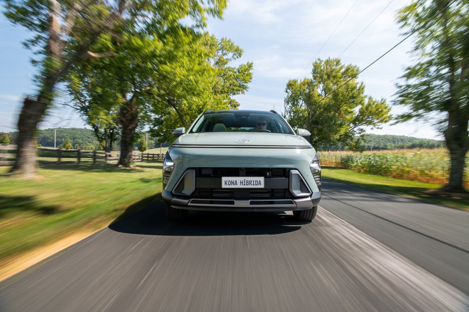 HYUNDAI KONA HÍBRIDA: POTENCIA, DISEÑO Y SOSTENIBILIDAD EN UN VEHÍCULO DE DISEÑO SORPRENDENTE V12MAGAZINE Hyundai Kona Híbrida 2024 se presentó oficialmente en el país. ¿Qué novedades trae consigo? ¿Cómo se posiciona frente a la competencia? Acompáñanos en este recorrido por las características y detalles de la Hyundai Kona Híbrida 2024 V12MAGAZINE