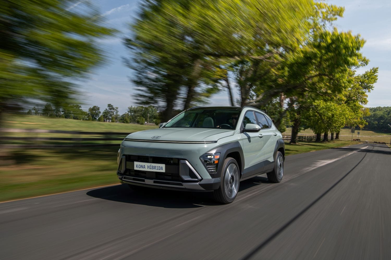 HYUNDAI KONA HÍBRIDA: POTENCIA, DISEÑO Y SOSTENIBILIDAD EN UN VEHÍCULO DE DISEÑO SORPRENDENTE V12MAGAZINE Hyundai Kona Híbrida 2024 se presentó oficialmente en el país. ¿Qué novedades trae consigo? ¿Cómo se posiciona frente a la competencia? Acompáñanos en este recorrido por las características y detalles de la Hyundai Kona Híbrida 2024 V12MAGAZINE