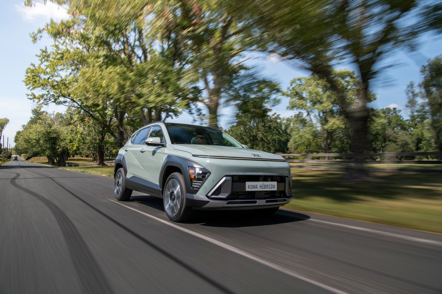 HYUNDAI KONA HÍBRIDA: POTENCIA, DISEÑO Y SOSTENIBILIDAD EN UN VEHÍCULO DE DISEÑO SORPRENDENTE V12MAGAZINE Hyundai Kona Híbrida 2024 se presentó oficialmente en el país. ¿Qué novedades trae consigo? ¿Cómo se posiciona frente a la competencia? Acompáñanos en este recorrido por las características y detalles de la Hyundai Kona Híbrida 2024 V12MAGAZINE