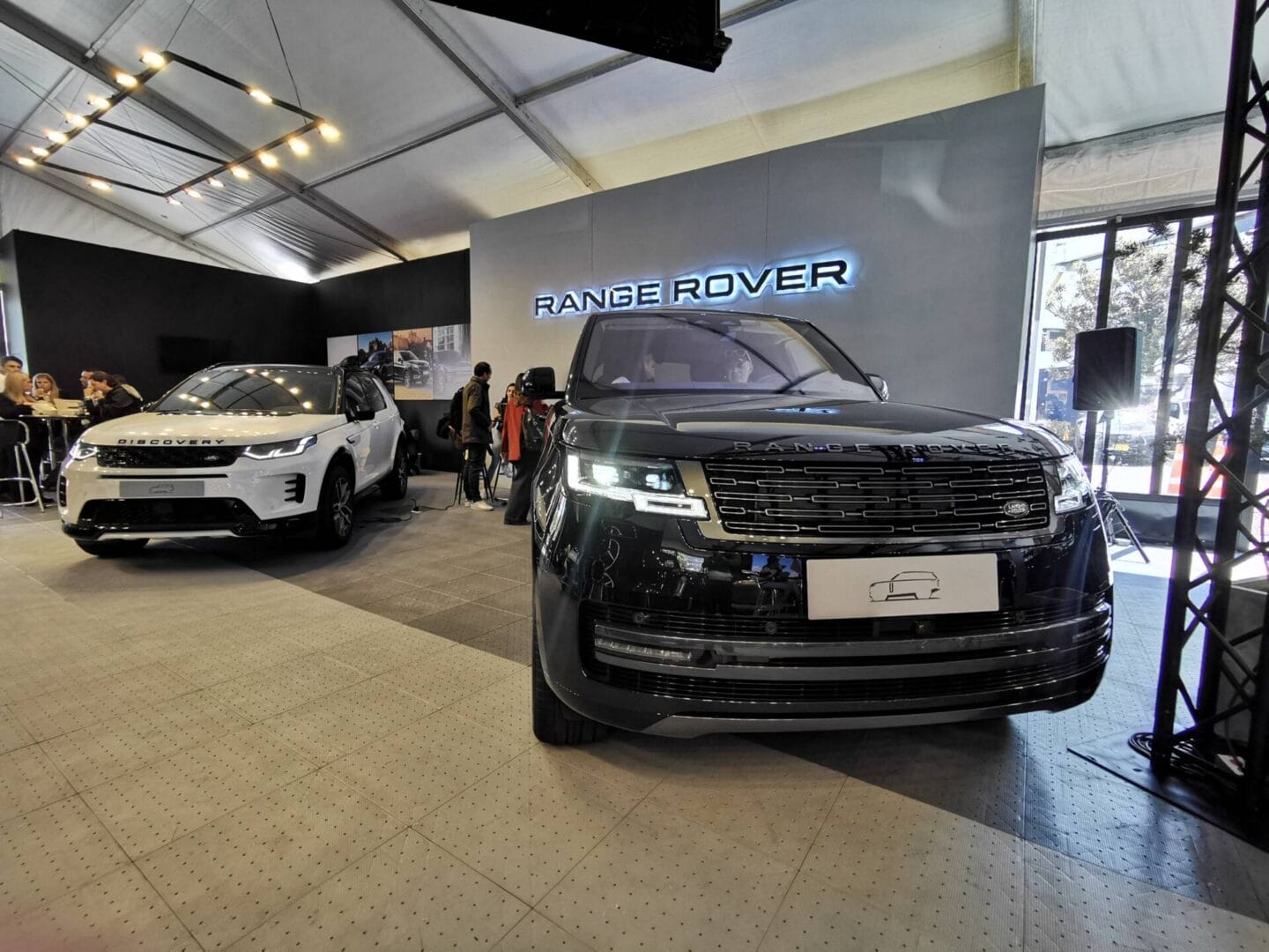 AUTOCAR FEST 2024: EXPLORA EL LUJO Y LAS TECNOLOGÍAS DE VANGUARDIA EN UNICENTRO BOGOTÁ V12MAGAZINE El Autocars Fest 2024, organizado por Inchcape Colombia, reúne a Mercedes-Benz, Land Rover, Subaru y la marca eléctrica Seres. V12MAGAZINE