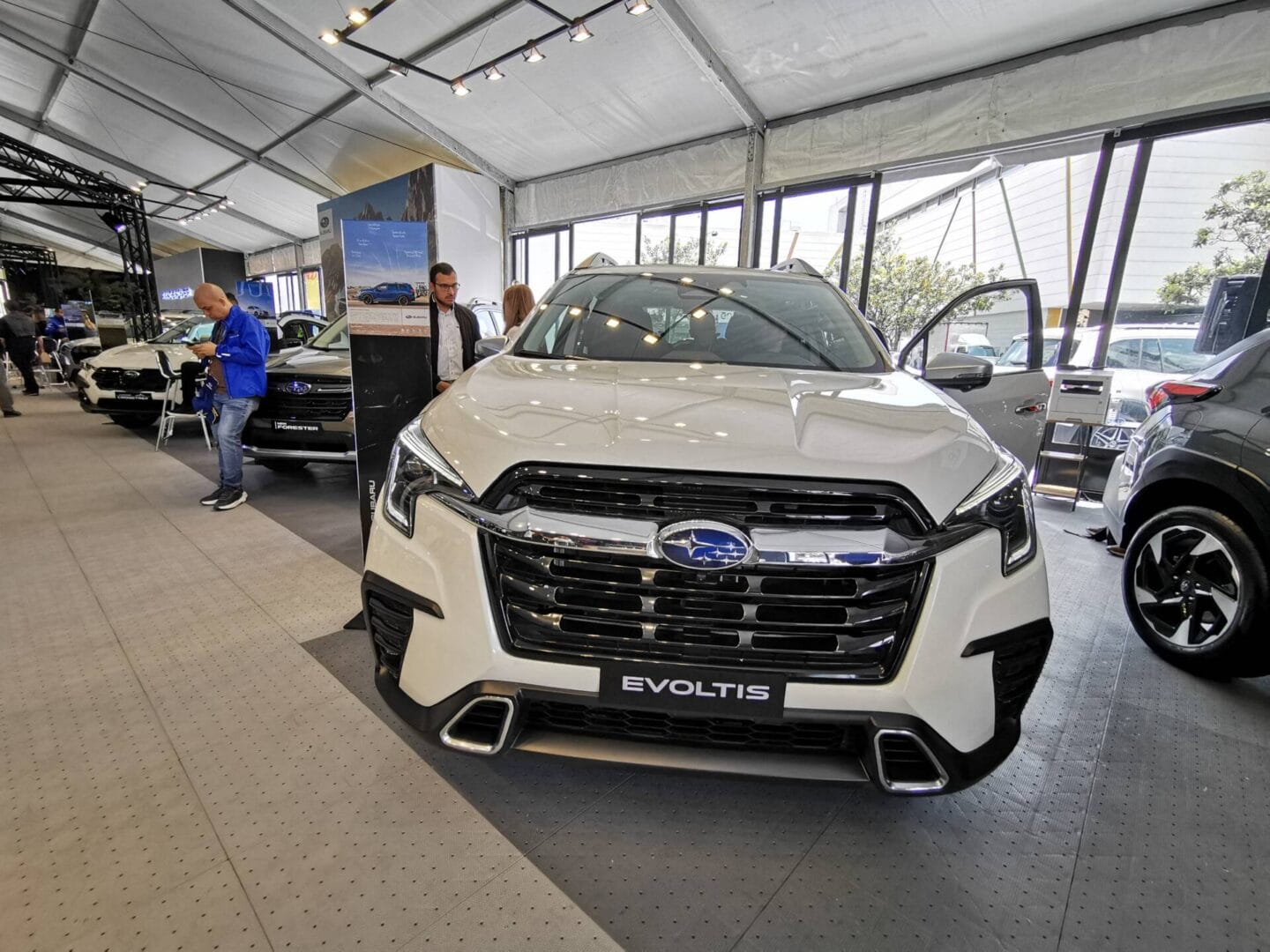AUTOCAR FEST 2024: EXPLORA EL LUJO Y LAS TECNOLOGÍAS DE VANGUARDIA EN UNICENTRO BOGOTÁ V12MAGAZINE El Autocars Fest 2024, organizado por Inchcape Colombia, reúne a Mercedes-Benz, Land Rover, Subaru y la marca eléctrica Seres. V12MAGAZINE