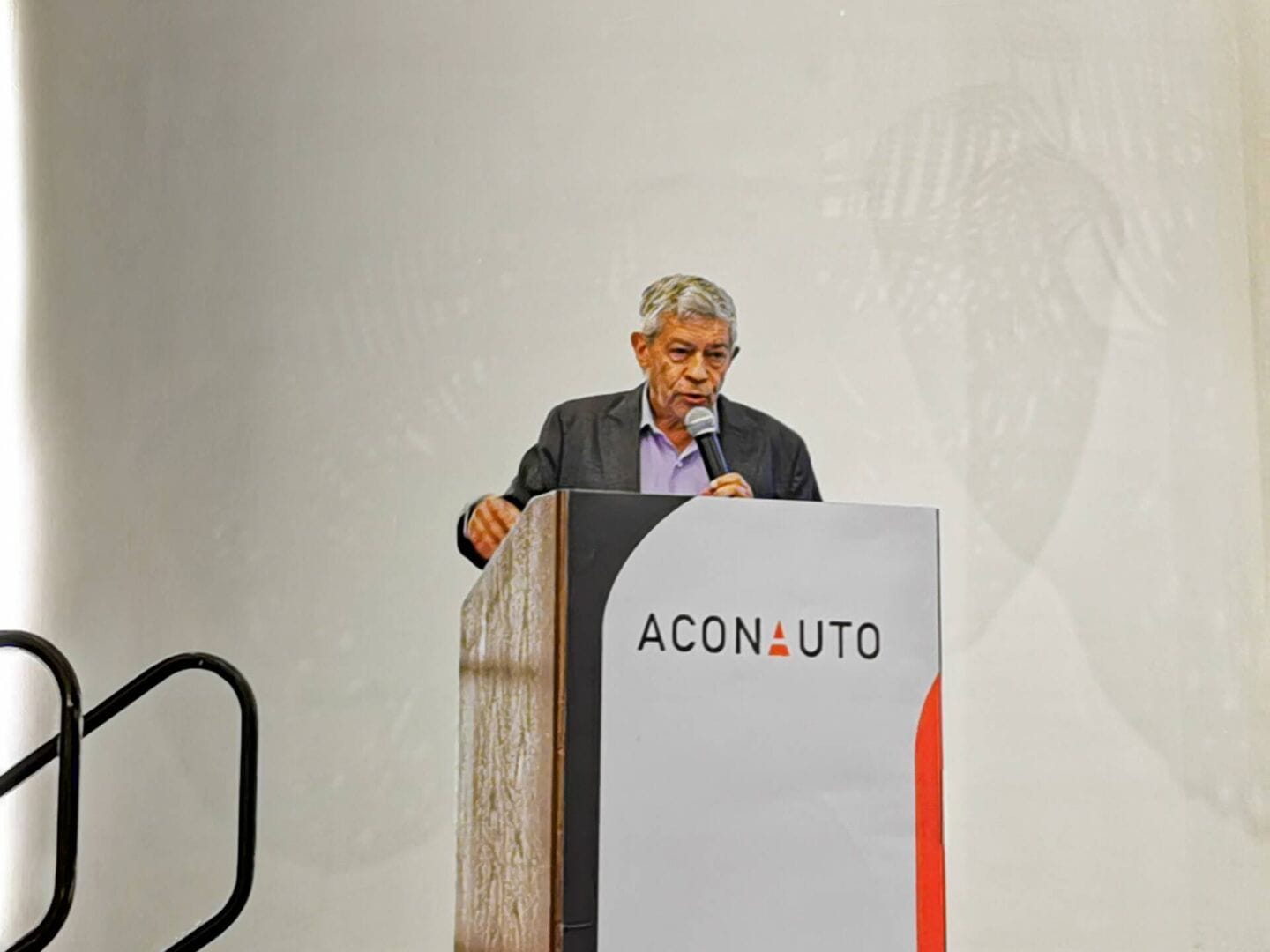 ACONAUTO: UNIDAD Y VOZ DE LOS CONCESIONARIOS DE VEHÍCULOS EN COLOMBIA V12MAGAZINE Aconauto nace de la necesidad de los concesionarios de contar con un ente que los una y represente ante entidades oficiales y privadas. V12MAGAZINE