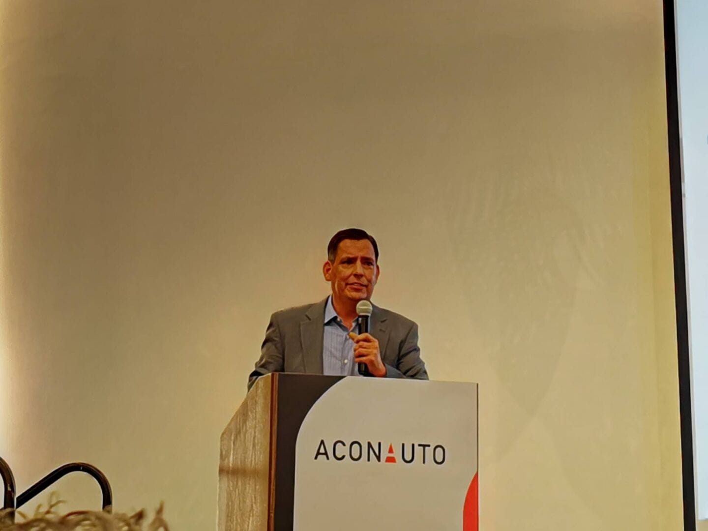 ACONAUTO: UNIDAD Y VOZ DE LOS CONCESIONARIOS DE VEHÍCULOS EN COLOMBIA V12MAGAZINE Aconauto nace de la necesidad de los concesionarios de contar con un ente que los una y represente ante entidades oficiales y privadas. V12MAGAZINE