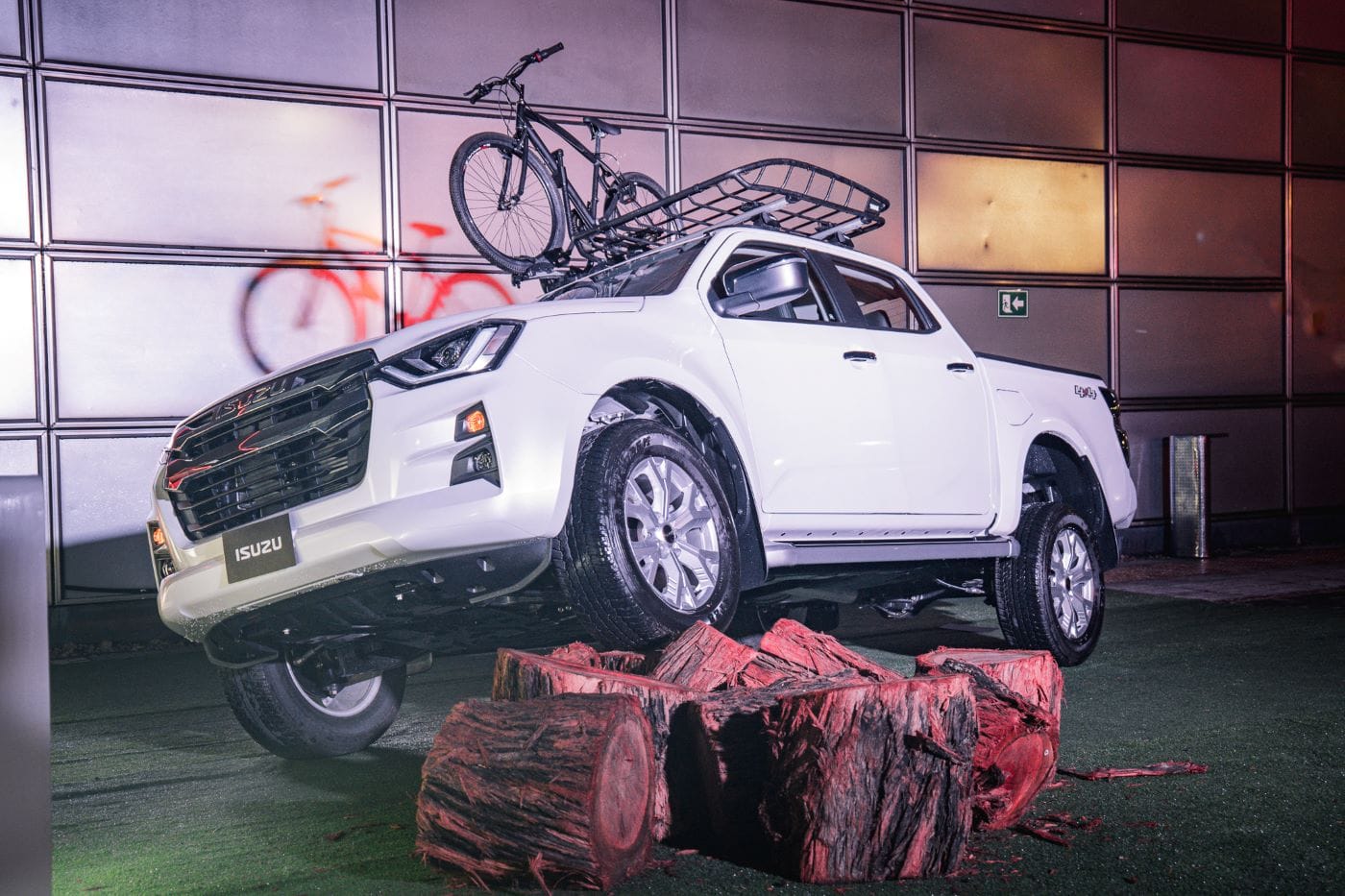 ISUZU ACELERA SU PRESENCIA EN COLOMBIA: LANZAMIENTO OFICIAL EN CUATRO CIUDADES V12MAGAZINE ISUZU le apunta a tener una participación de mercado del 8% en el segmento de pickups diésel, sus modelos son euro 6 y modelo 2025. V12MAGAZINE