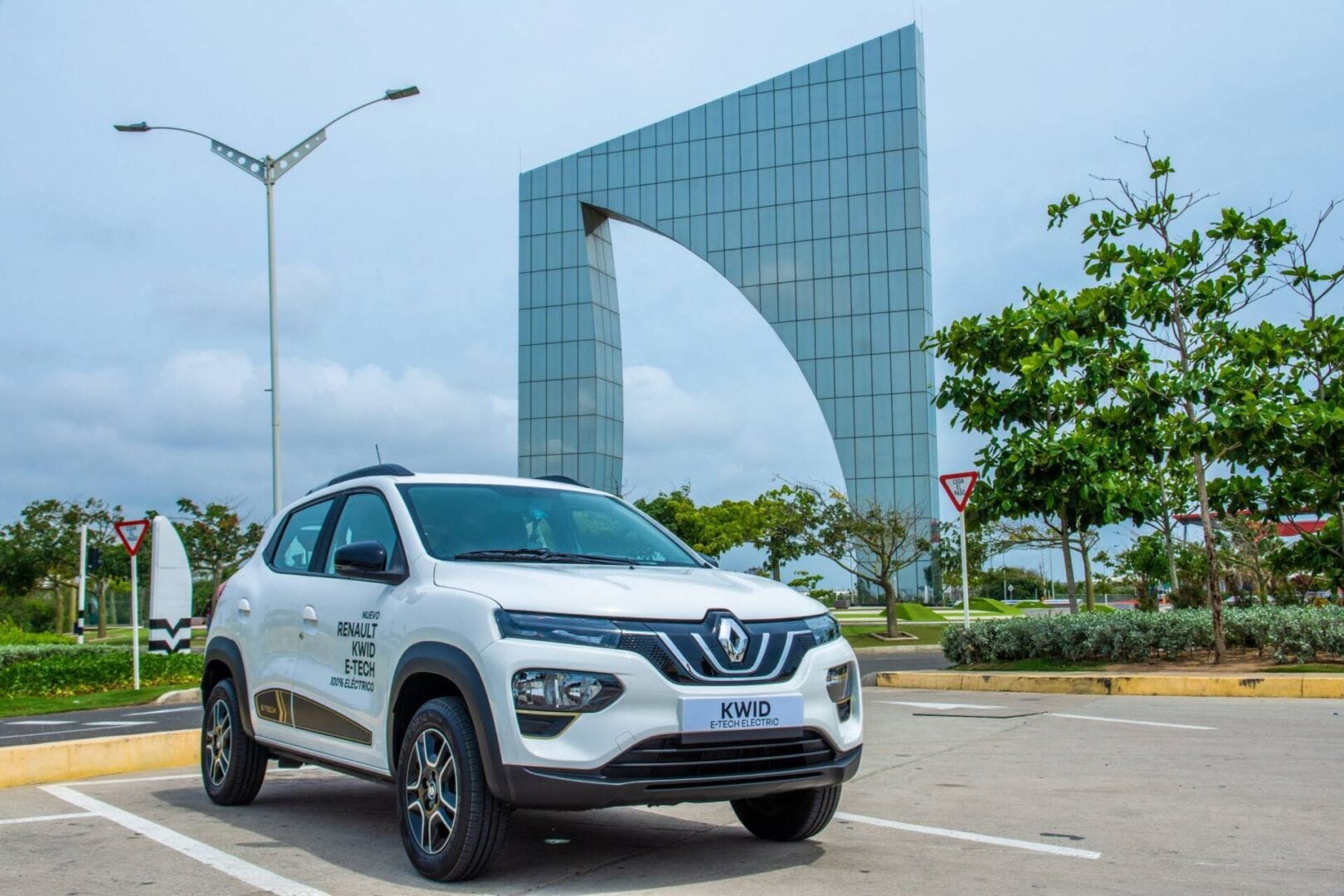 SEGÚN RENAULT, VACACIONES EN UN VEHÍCULO 100% ELÉCTRICO, SÍ ES POSIBLE V12MAGAZINE Renault promueve el uso de vehículos 100% eléctricos como una alternativa para recorrer las vías del país, pues tienen la capacidad de desenvolverse bien en carretera, además ofrecen ventajas como: estar exentos de pico y placa y rodar sin impacto medioambiental, sin mencionar los importantes ahorros en combustible para sus viajeros. V12MAGAZINE