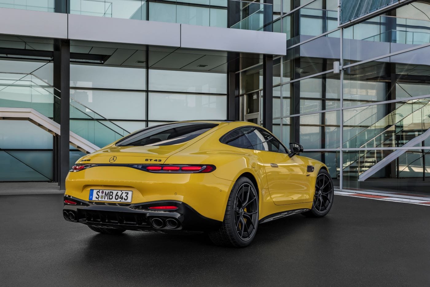 MERCEDES-AMG GT 43 COUPÉ: UN ICONO DE ELEGANCIA CON 422 CABALLOS DE POTENCIA V12MAGAZINE Mercedes-AMG GT 43 Coupé es la última joya de ingeniería pues establece nuevos estándares en rendimiento y tecnología. V12MAGAZINE