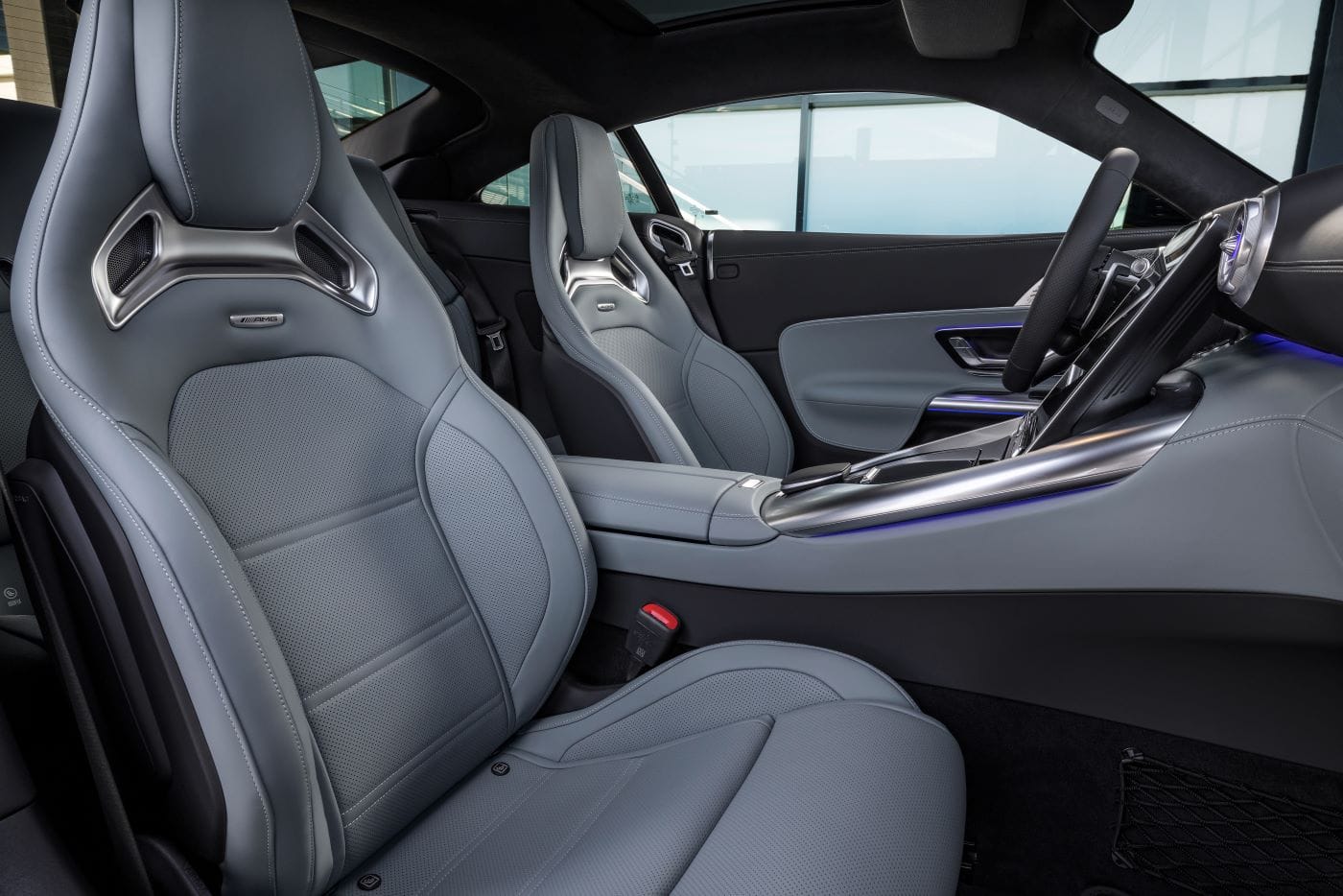MERCEDES-AMG GT 43 COUPÉ: UN ICONO DE ELEGANCIA CON 422 CABALLOS DE POTENCIA V12MAGAZINE Mercedes-AMG GT 43 Coupé es la última joya de ingeniería pues establece nuevos estándares en rendimiento y tecnología. V12MAGAZINE