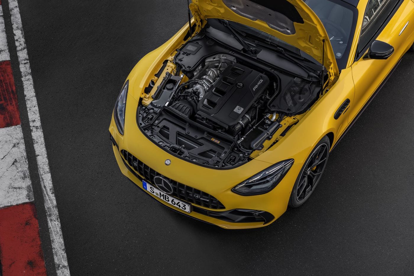 MERCEDES-AMG GT 43 COUPÉ: UN ICONO DE ELEGANCIA CON 422 CABALLOS DE POTENCIA V12MAGAZINE Mercedes-AMG GT 43 Coupé es la última joya de ingeniería pues establece nuevos estándares en rendimiento y tecnología. V12MAGAZINE