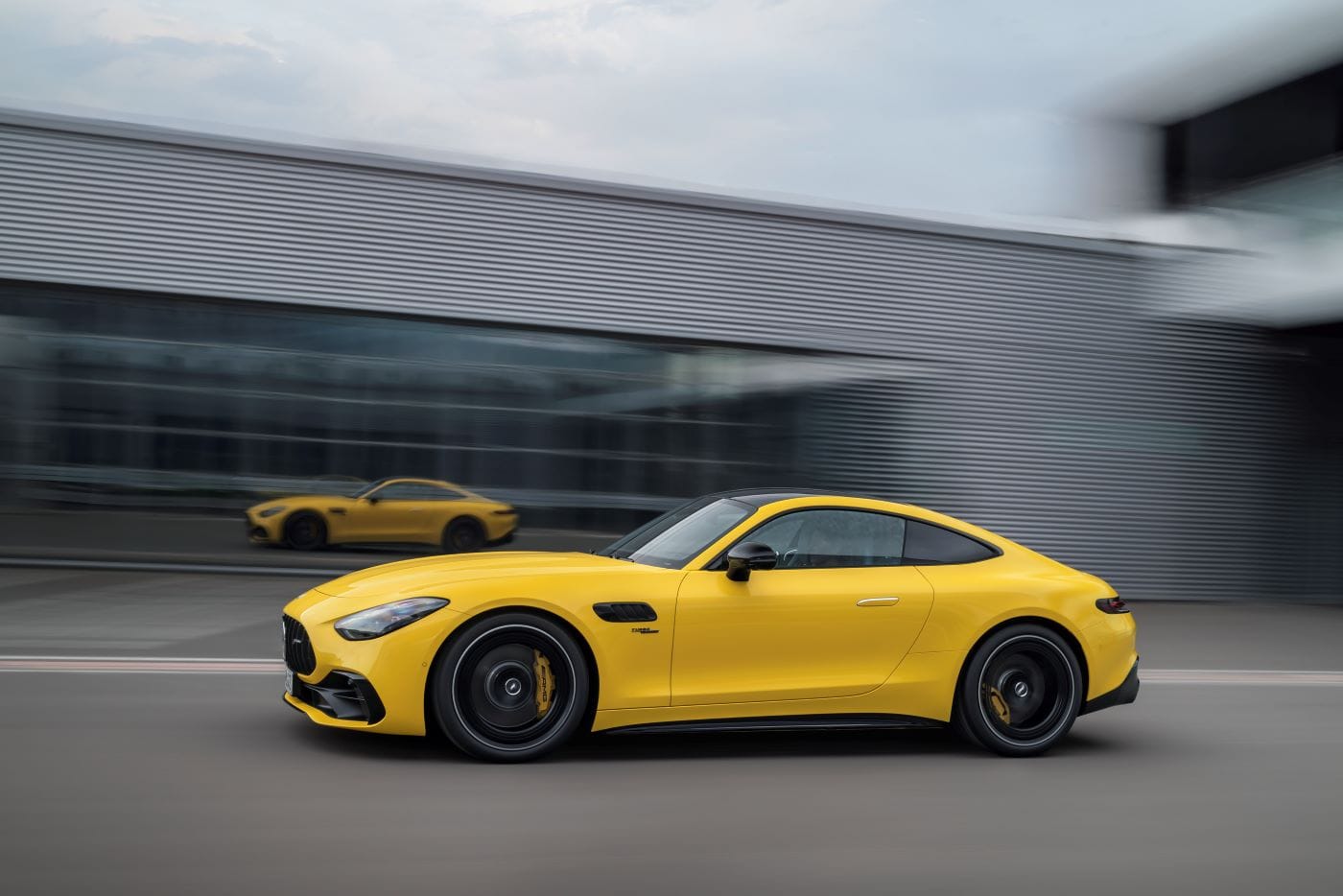 MERCEDES-AMG GT 43 COUPÉ: UN ICONO DE ELEGANCIA CON 422 CABALLOS DE POTENCIA V12MAGAZINE Mercedes-AMG GT 43 Coupé es la última joya de ingeniería pues establece nuevos estándares en rendimiento y tecnología. V12MAGAZINE