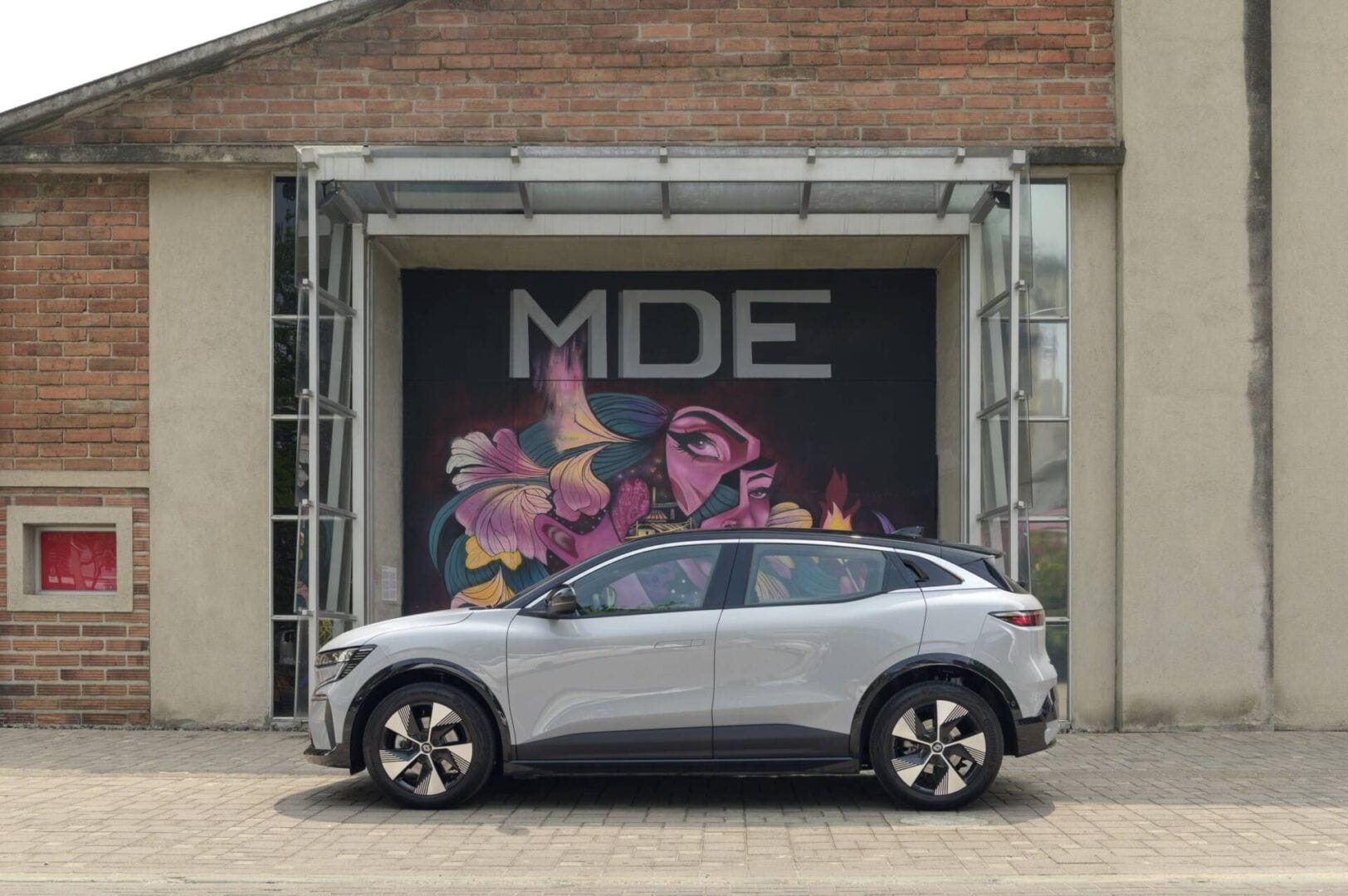 SEGÚN RENAULT, VACACIONES EN UN VEHÍCULO 100% ELÉCTRICO, SÍ ES POSIBLE V12MAGAZINE Renault promueve el uso de vehículos 100% eléctricos como una alternativa para recorrer las vías del país, pues tienen la capacidad de desenvolverse bien en carretera, además ofrecen ventajas como: estar exentos de pico y placa y rodar sin impacto medioambiental, sin mencionar los importantes ahorros en combustible para sus viajeros. V12MAGAZINE