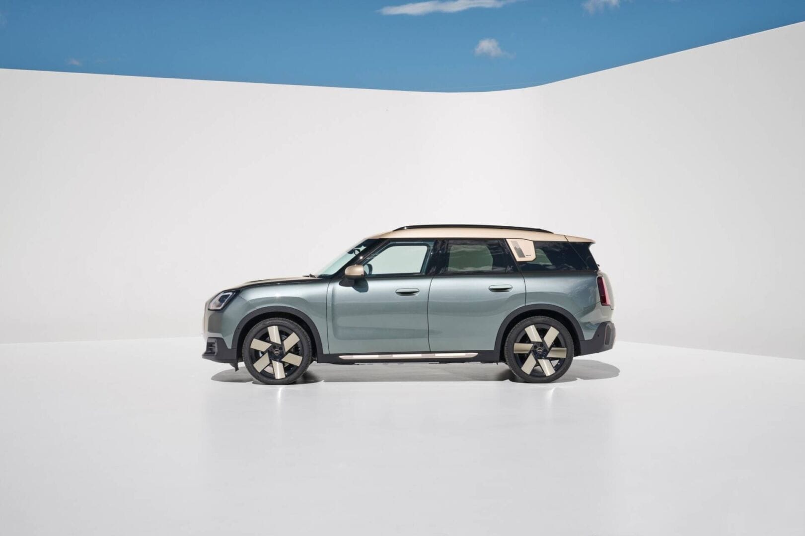 MINI COUNTRYMAN S ALL4 FAVOURED: UN ICONO DE ESTILO Y RENDIMIENTO AHORA EN COLOMBIA. ESTAS SON SUS CARACTERÍSTICAS V12MAGAZINE El nuevo MINI Countryman S All4 Favoured crece en medidas de su carrocería, con nuevo diseño y nuevos aditamentos. V12MAGAZINE