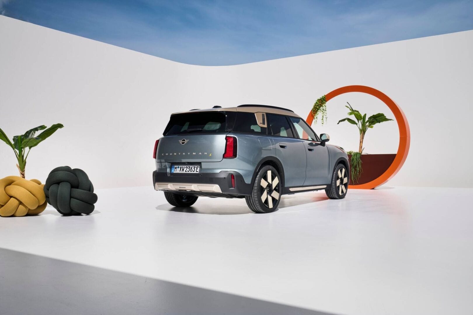 MINI COUNTRYMAN S ALL4 FAVOURED: UN ICONO DE ESTILO Y RENDIMIENTO AHORA EN COLOMBIA. ESTAS SON SUS CARACTERÍSTICAS V12MAGAZINE El nuevo MINI Countryman S All4 Favoured crece en medidas de su carrocería, con nuevo diseño y nuevos aditamentos. V12MAGAZINE