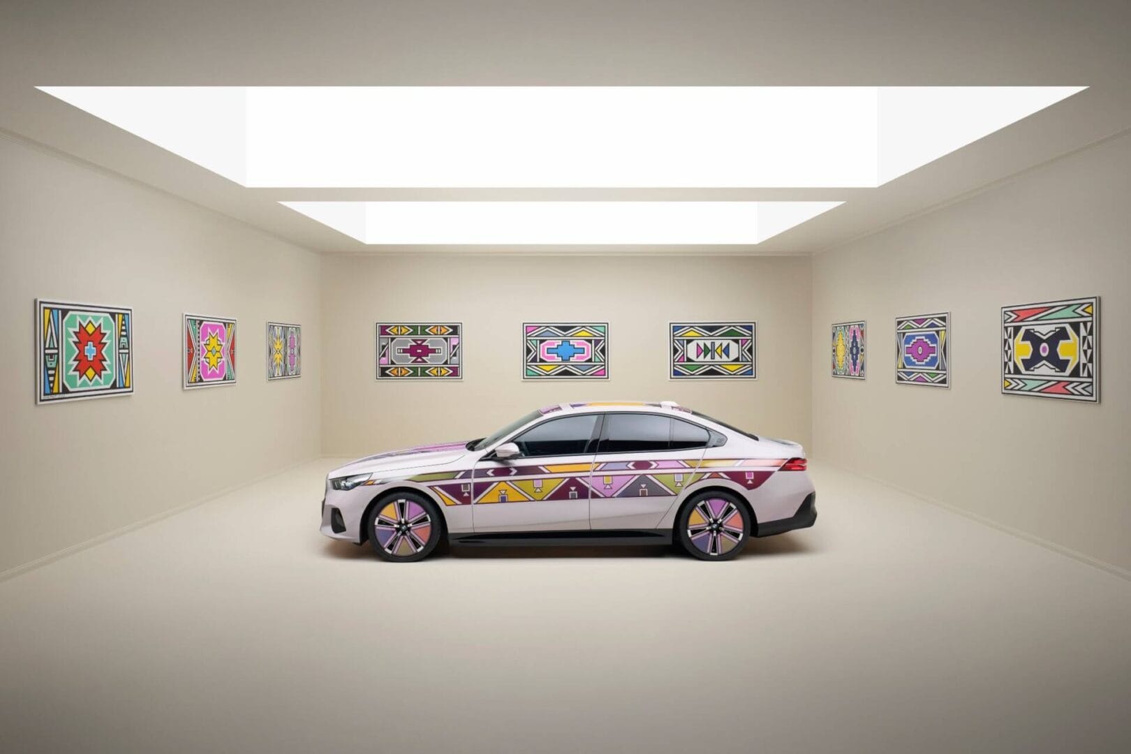 BMW I5 FLOW NOSTOKANA: ARTE E INNOVACIÓN EN UN VEHÍCULO ÚNICO V12MAGAZINE El BMW i5 Flow NOSTOKANA es más que un vehículo eléctrico; es una obra de arte en movimiento con creatividad y artistas visionarios. V12MAGAZINE
