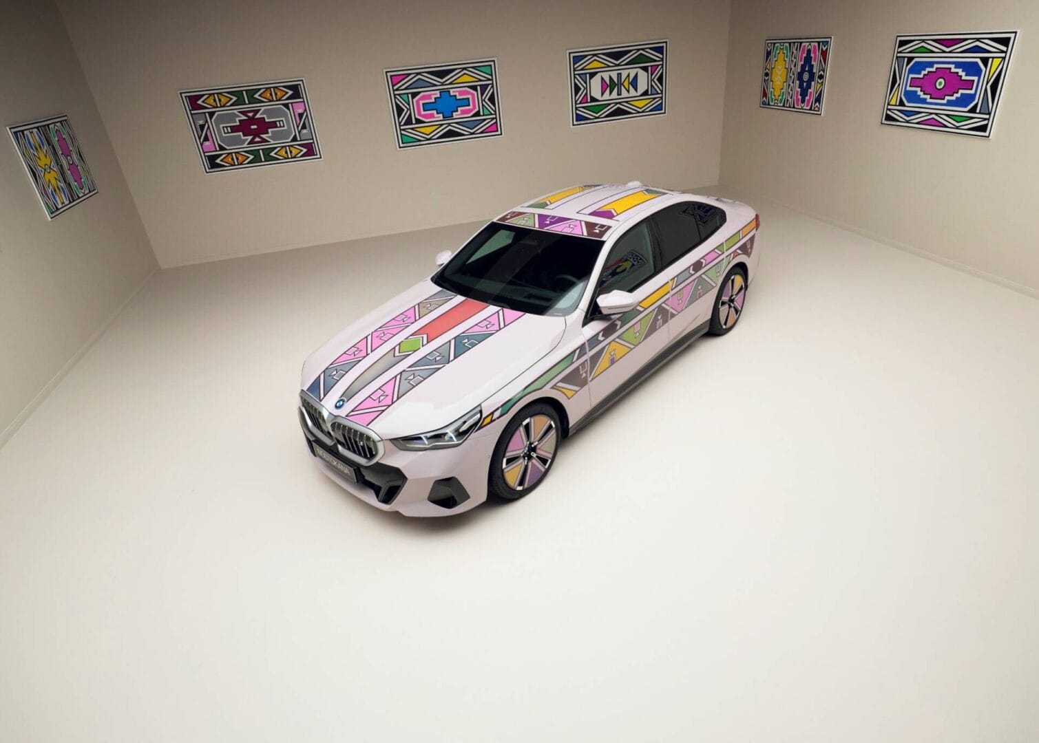 BMW I5 FLOW NOSTOKANA: ARTE E INNOVACIÓN EN UN VEHÍCULO ÚNICO V12MAGAZINE El BMW i5 Flow NOSTOKANA es más que un vehículo eléctrico; es una obra de arte en movimiento con creatividad y artistas visionarios. V12MAGAZINE