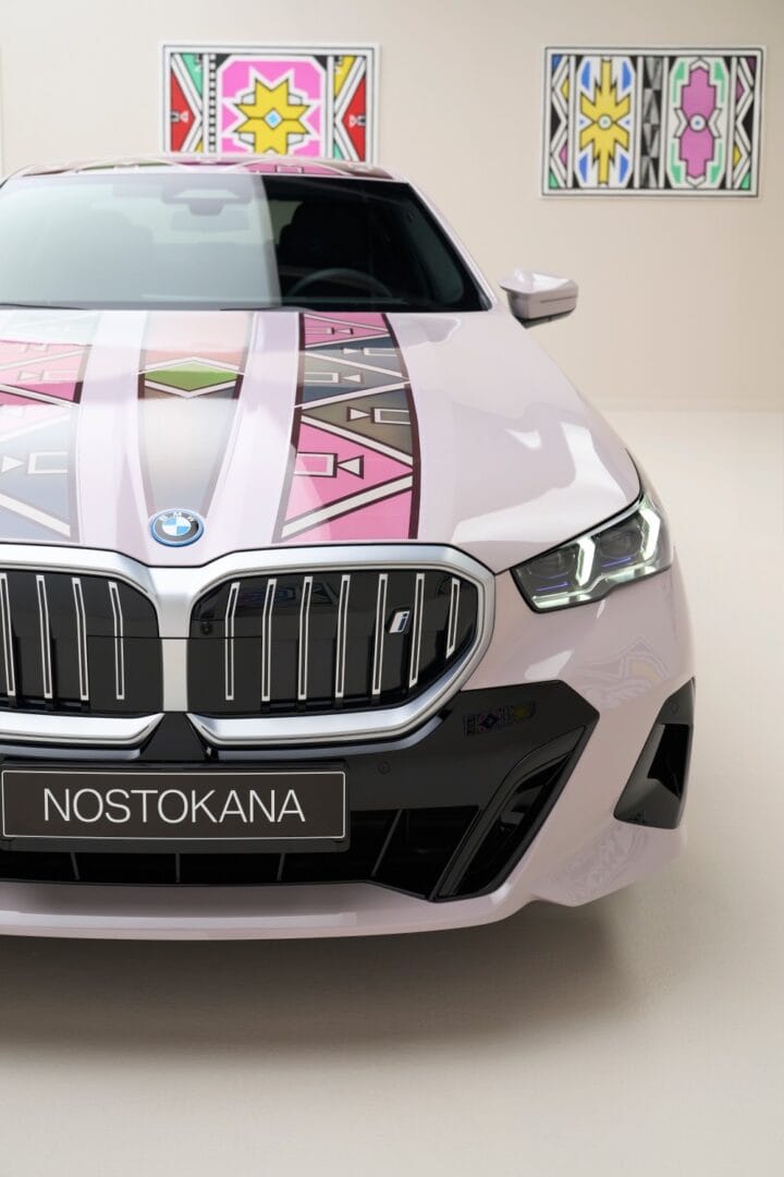 BMW I5 FLOW NOSTOKANA: ARTE E INNOVACIÓN EN UN VEHÍCULO ÚNICO V12MAGAZINE El BMW i5 Flow NOSTOKANA es más que un vehículo eléctrico; es una obra de arte en movimiento con creatividad y artistas visionarios. V12MAGAZINE