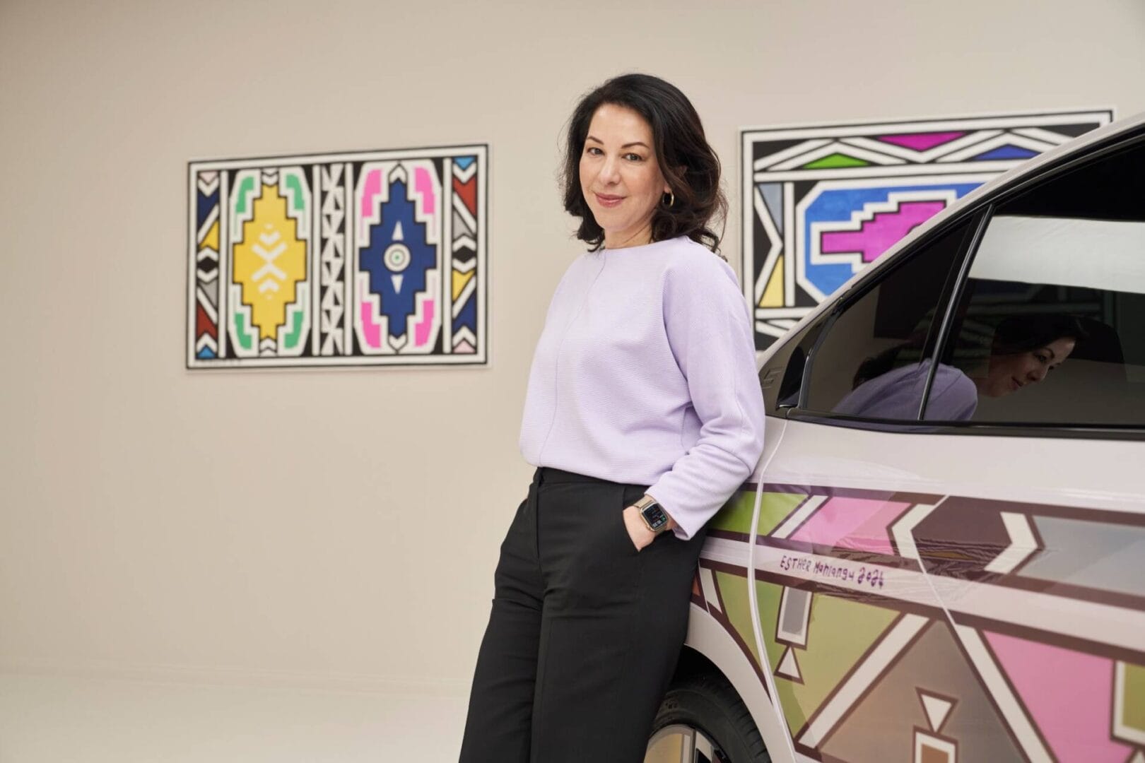 BMW I5 FLOW NOSTOKANA: ARTE E INNOVACIÓN EN UN VEHÍCULO ÚNICO V12MAGAZINE El BMW i5 Flow NOSTOKANA es más que un vehículo eléctrico; es una obra de arte en movimiento con creatividad y artistas visionarios. V12MAGAZINE