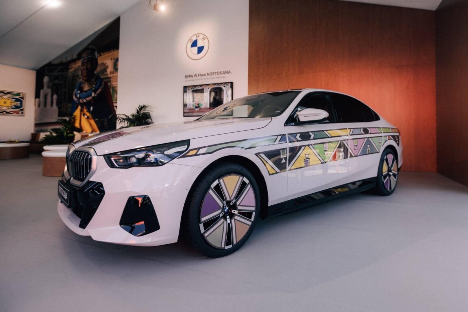 BMW I5 FLOW NOSTOKANA: ARTE E INNOVACIÓN EN UN VEHÍCULO ÚNICO V12MAGAZINE El BMW i5 Flow NOSTOKANA es más que un vehículo eléctrico; es una obra de arte en movimiento con creatividad y artistas visionarios. V12MAGAZINE