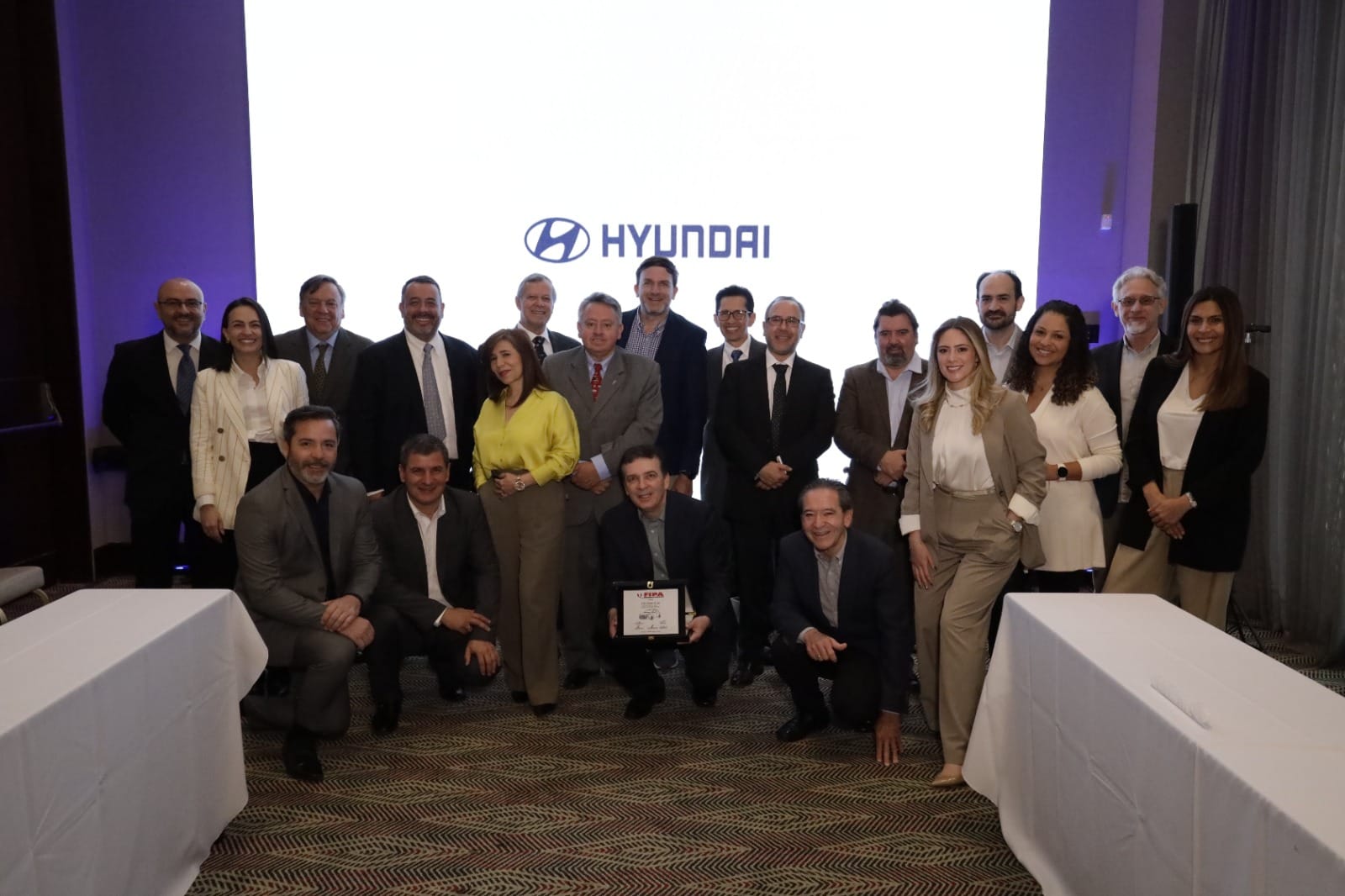 EL HYUNDAI HB20 GANA EL PREMIO AL MEJOR CARRO DE LAS AMÉRICAS POR PARTE DE LA FIPA V12MAGAZINE El Hyundai HB20 se destaca por ser desarrollado cumpliendo las necesidades de uso y transporte de los compradores de la región. V12MAGAZINE