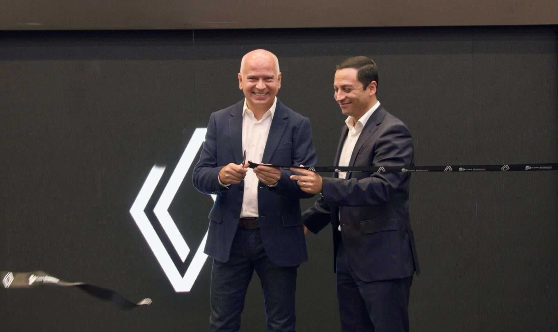 CASA BRITÁNICA INAUGURA EN LLANOGRANDE UNA DE LAS SALAS MÁS MODERNAS Y COMPLETAS DEL PAÍS V12MAGAZINE Con una inversión de más de 15 mil millones de pesos Casa Británica Llanogrande acercará la marca a sus clientes con mayor tecnología e innovación V12MAGAZINE