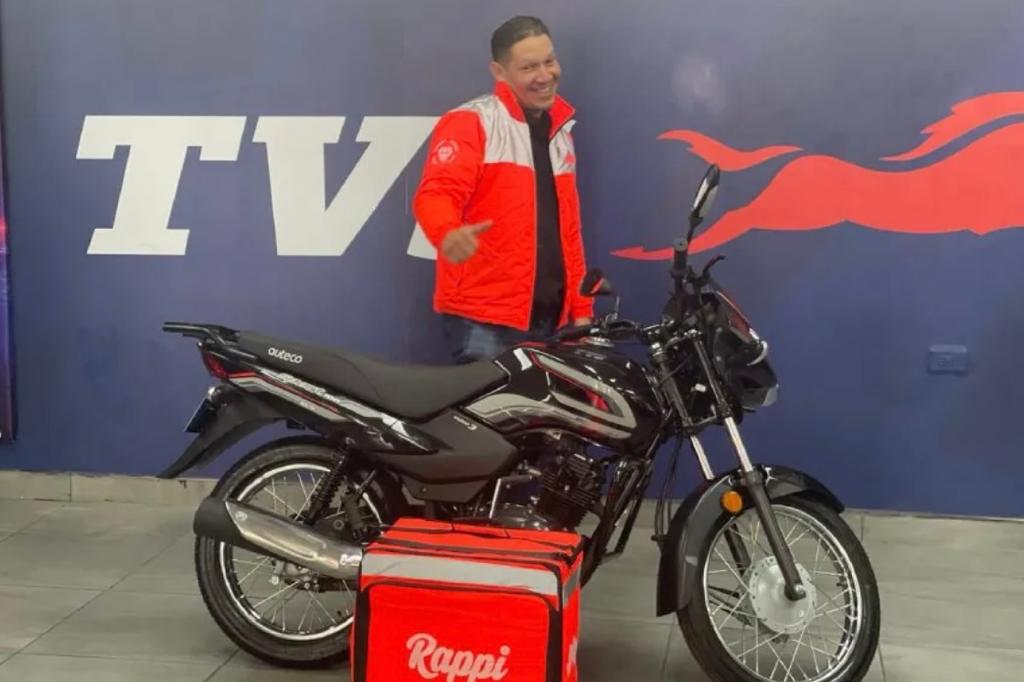 AUTECO TVS Y RAPPI SE UNEN PARA IMPULSAR LA MOVILIDAD: REPARTIDORES OBTIENEN CRÉDITO PARA COMPRAR SU PORTAFOLIO V12MAGAZINE Auteco TVS en alianza con Rappi, buscan mejorar la economía regional. Auteco, con sus 82 años de experiencia, quiere liderar la movilidad en Colombia. V12MAGAZINE