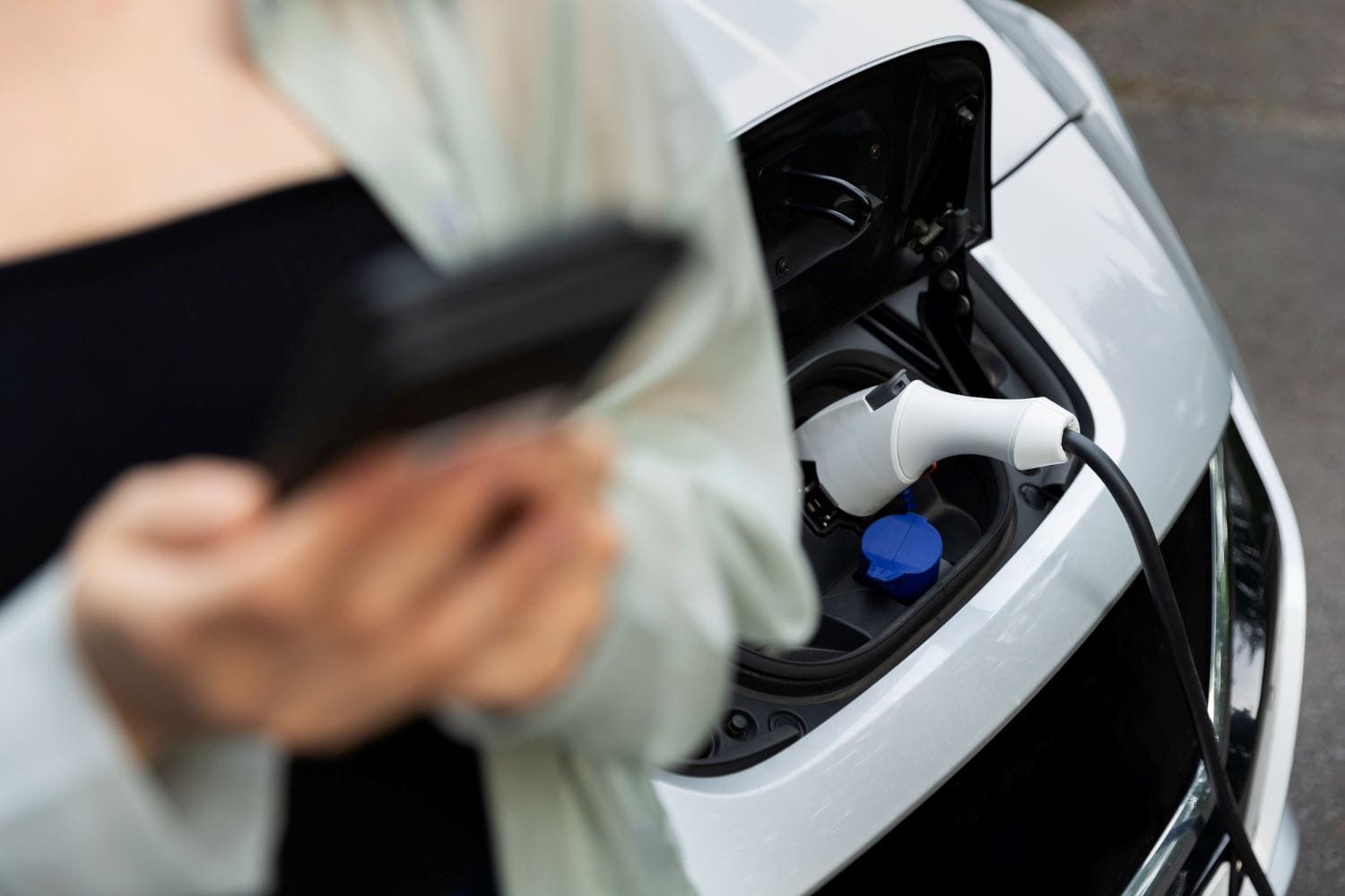 SEGÚN RENAULT, VACACIONES EN UN VEHÍCULO 100% ELÉCTRICO, SÍ ES POSIBLE V12MAGAZINE Renault promueve el uso de vehículos 100% eléctricos como una alternativa para recorrer las vías del país, pues tienen la capacidad de desenvolverse bien en carretera, además ofrecen ventajas como: estar exentos de pico y placa y rodar sin impacto medioambiental, sin mencionar los importantes ahorros en combustible para sus viajeros. V12MAGAZINE