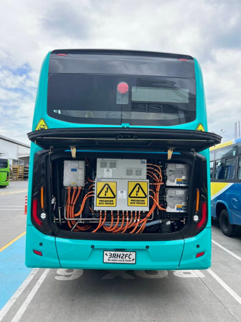 MARCOPOLO SUPERPOLO REVOLUCIONA LA MOVILIDAD: BUSES ELÉCTRICOS Y DE HIDRÓGENO HECHOS EN COLOMBIA V12MAGAZINE Marcopolo Superpolo tardó más de cuatro años de desarrollo e investigación y una inversión superior a los 2.500 millones dólares. V12MAGAZINE