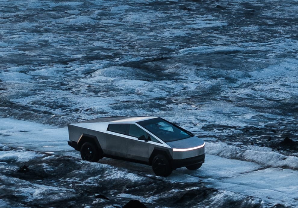 TESLA CYBERTRUCK: EL VEHÍCULO CON EL PARABRISAS MÁS GRANDE DEL MUNDO V12MAGAZINE El Tesla Cybertruck incorpora un gigantesco parabrisas que mide 1,80 metros de longitud y 1,75 de anchura, con una superficie de 3 m2. V12MAGAZINE
