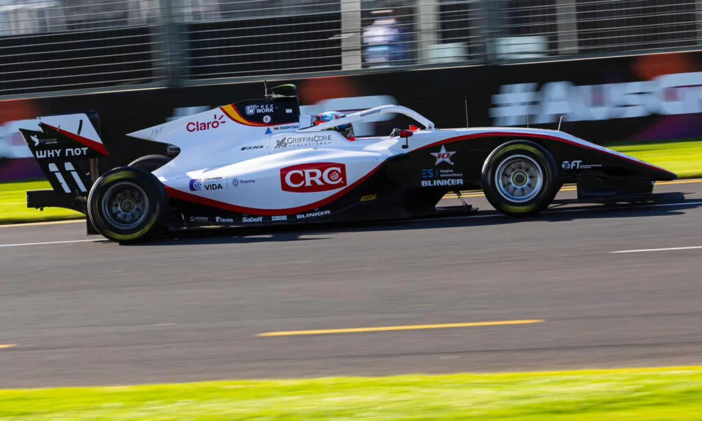 SEBASTIÁN MONTOYA BRILLA EN EL GP DE AUSTRALIA DE LA FÓRMULA 3 Y SUMA SUS PRIMEROS PUNTOS V12MAGAZINE En el circuito de Albert Park, Montoya demostró que su apellido no es solo una herencia, sino una promesa de éxito en el automovilismo V12MAGAZINE