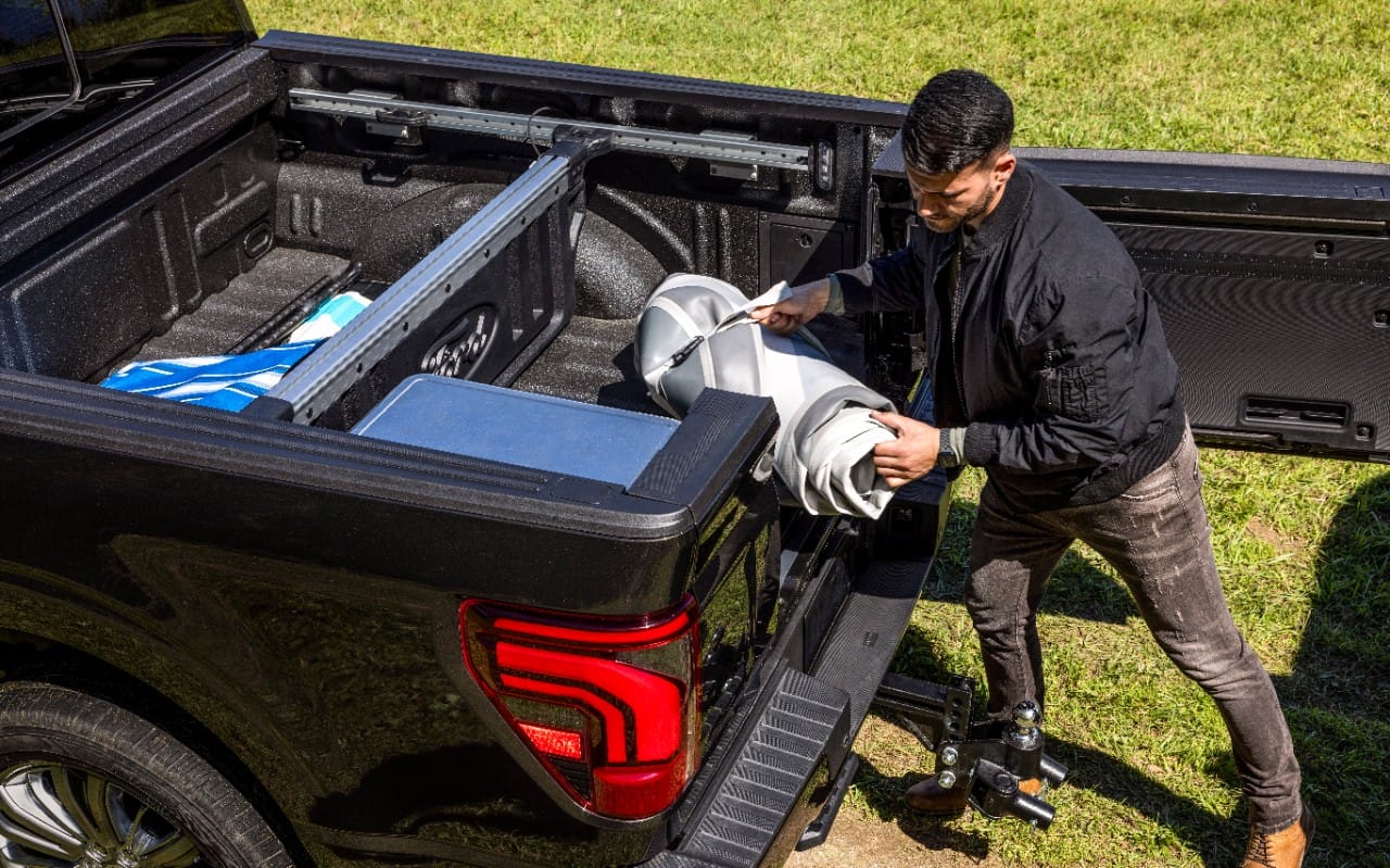 GUÍA PARA ELEGIR LA PICK-UP ADECUADA SEGÚN SUS NECESIDADES V12MAGAZINE Según la necesidad, una pick-up puede servir para transportar carga, acceder a lugares remotos o disfrutar de la deportividad en terrenos off-road. V12MAGAZINE
