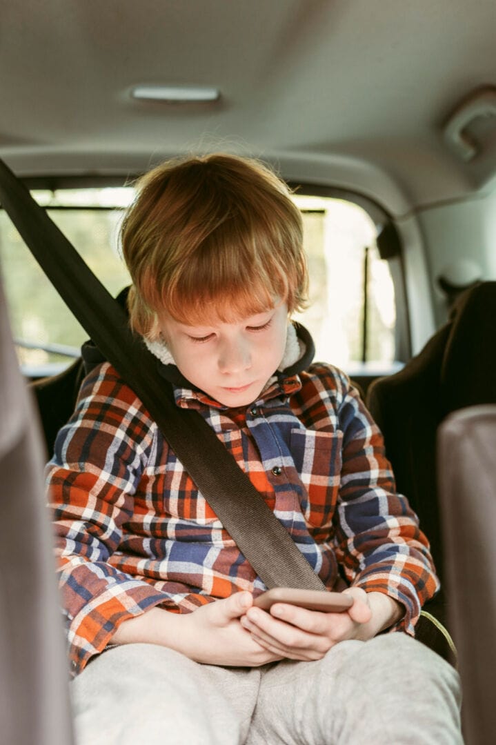 BRIDGESTONE: LOS NIÑOS TAMBIÉN SON PROMOTORES DE LA SEGURIDAD V12MAGAZINE Comprometida con brindar tranquilidad, Bridgestone quiere que los niños también sean participes activos en la seguridad vial. V12MAGAZINE