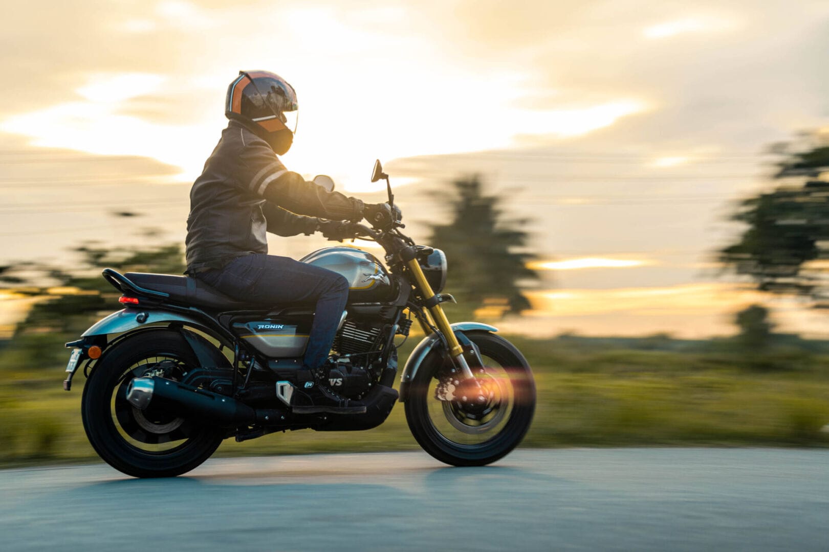 TVS RONIN QUIERE REVOLUCIONAR EL MERCADO CON SU ESTILO NEO-RETRO V12MAGAZINE Auteco presentó la TVS Ronin, una moto que combina la nostalgia del pasado con la innovación del presente. Pero ¿qué hace que esta máquina sea tan especial? V12MAGAZINE