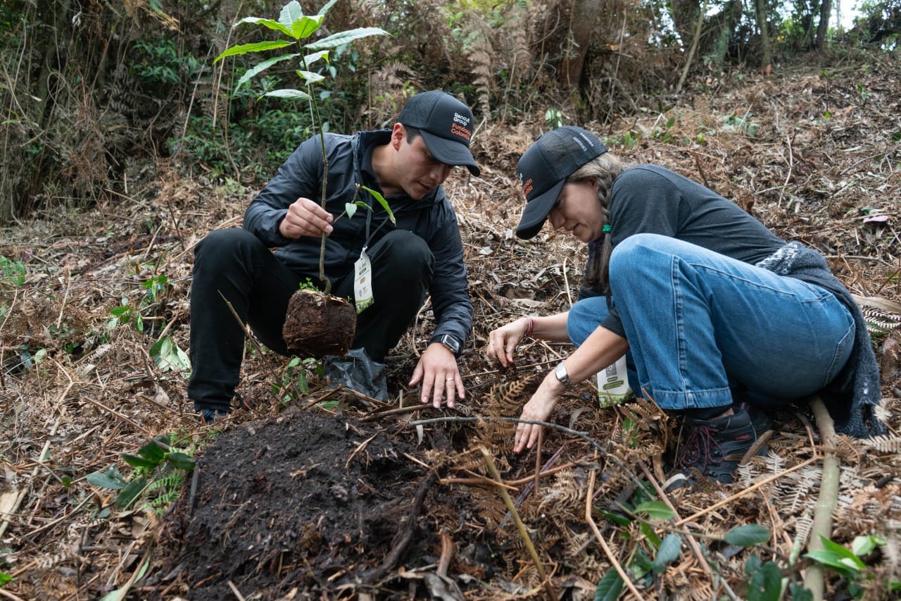 10 AÑOS DE IMPACTO: LA FUNDACIÓN RENAULT TRANSFORMA VIDAS EN COLOMBIA V12MAGAZINE Para celebrar sus 10 años, la Fundación Renault invertirá 1.300 millones y a sus programas, se une la Fundación global del Grupo patrocinando dos proyectos. V12MAGAZINE