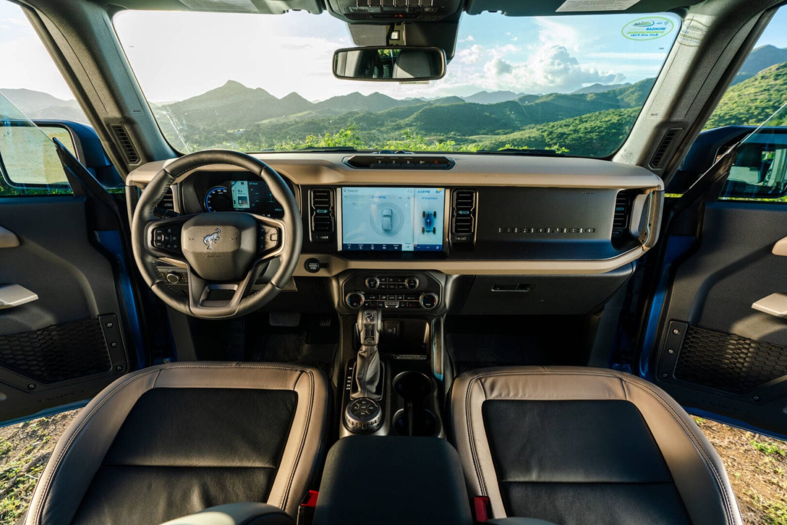 REVUELO ENTRE LOS AMANTES DEL OFF ROAD, SE ANUNCIA LA PREVENTA DE LA FORD BRONCO WILDTRAK EN COLOMBIA V12MAGAZINE La nueva Ford Bronco Wildtrak llega al país equipada con el paquete off-road Sasquatch, un hardware que se combina con un sofisticado sistema de tracción. V12MAGAZINE