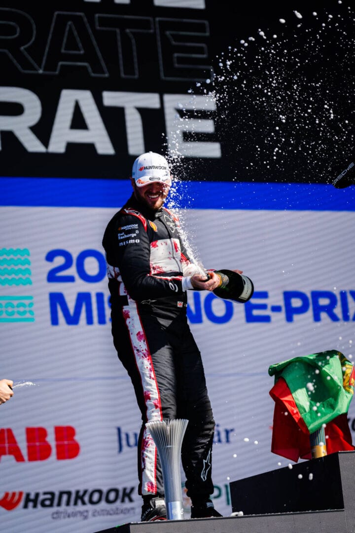 NISSAN FÓRMULA E SUMA SÓLIDOS PUNTOS EN UN VICTORIOSO FIN DE SEMANA EN MISANO V12MAGAZINE Oliver Rowland, piloto del equipo Nissan Fórmula E realizó una excelente actuación, mostrando un gran ritmo y conciencia en todo momento, saliendo quinto en la carrera del sábado en el Misano World Circuit Marco Simoncelli, al cruzar la meta en segundo lugar, Rowland se convirtió en el ganador oficial de la carrera tras la descalificación de otro piloto. V12MAGAZINE