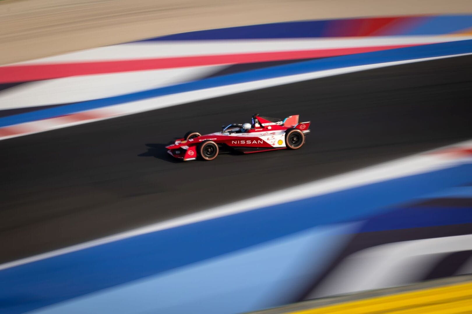 NISSAN FÓRMULA E SUMA SÓLIDOS PUNTOS EN UN VICTORIOSO FIN DE SEMANA EN MISANO V12MAGAZINE Oliver Rowland, piloto del equipo Nissan Fórmula E realizó una excelente actuación, mostrando un gran ritmo y conciencia en todo momento, saliendo quinto en la carrera del sábado en el Misano World Circuit Marco Simoncelli, al cruzar la meta en segundo lugar, Rowland se convirtió en el ganador oficial de la carrera tras la descalificación de otro piloto. V12MAGAZINE