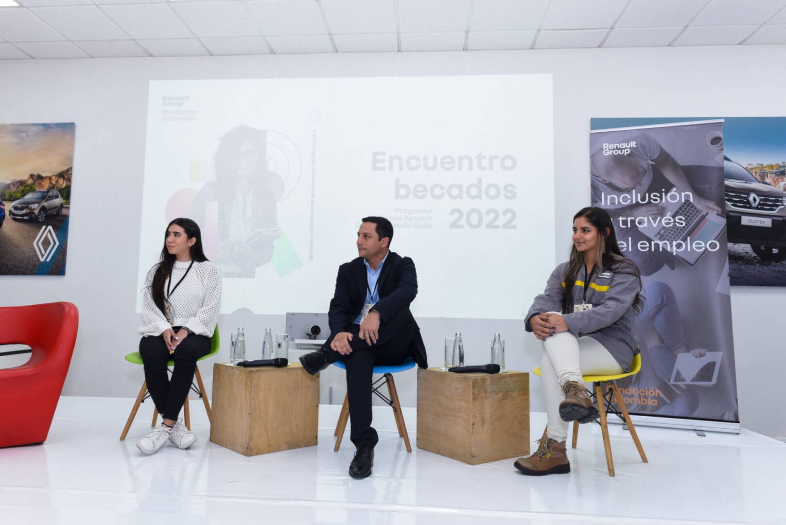 10 AÑOS DE IMPACTO: LA FUNDACIÓN RENAULT TRANSFORMA VIDAS EN COLOMBIA V12MAGAZINE Para celebrar sus 10 años, la Fundación Renault invertirá 1.300 millones y a sus programas, se une la Fundación global del Grupo patrocinando dos proyectos. V12MAGAZINE