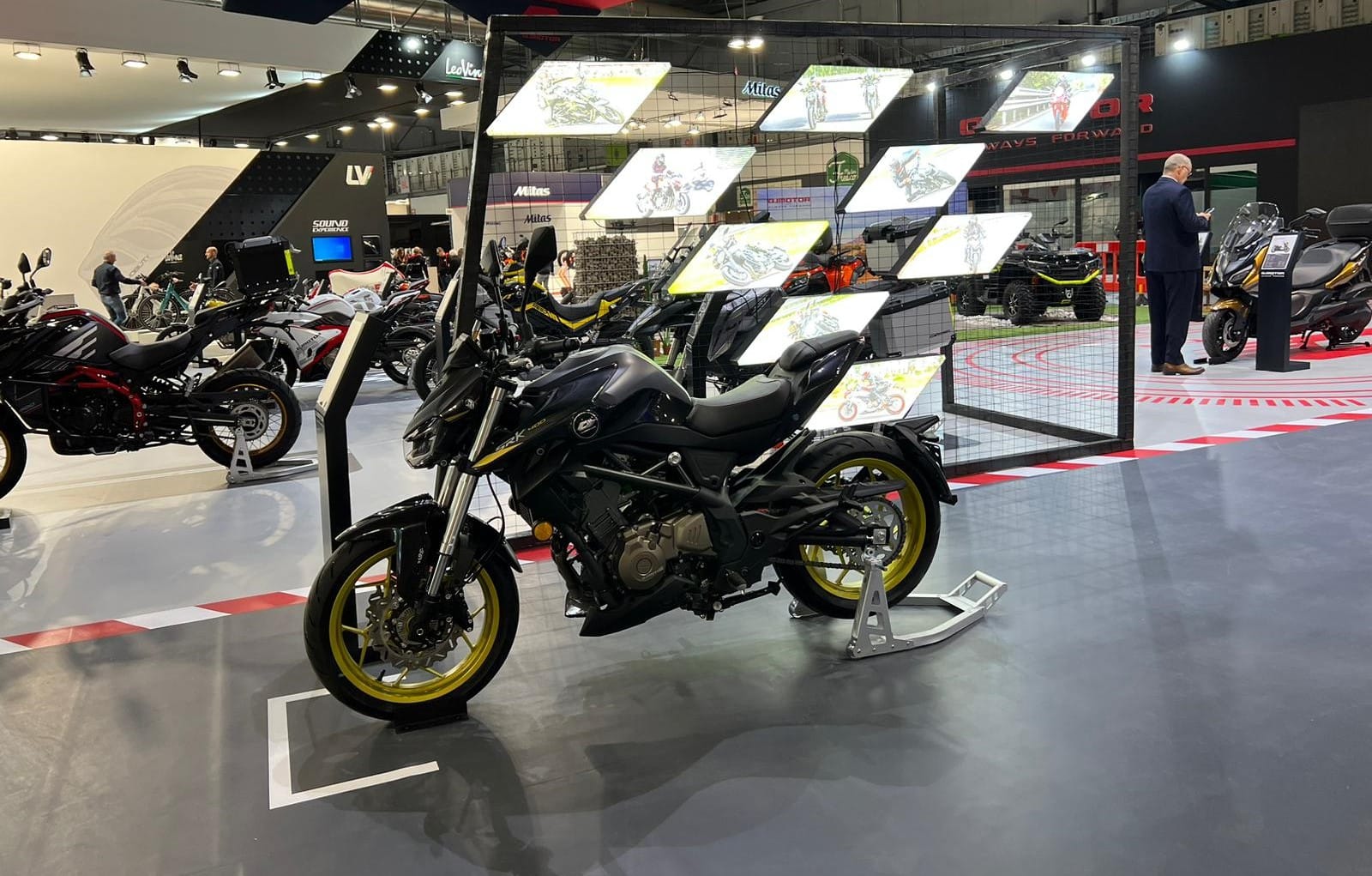 ¡REVOLCÓN EN EL MERCADO DE LAS MOTOS! LLEGA LA MARCA QJMOTOR Y HARÁ SU PRESENTACIÓN EN LA F2R. V12MAGAZINE Fundada en 1985, QJ Motor cuenta con más de 30 millones de usuarios de 130 países y más de 2500 distribuidores en todo el mundo. V12MAGAZINE