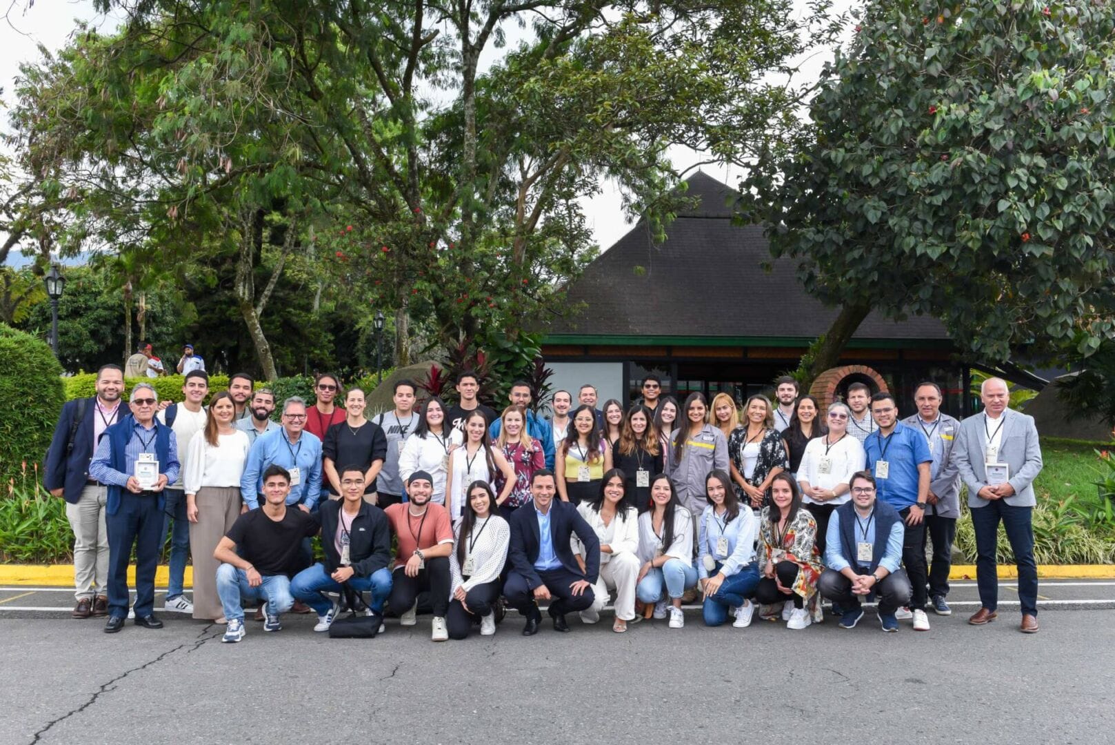 10 AÑOS DE IMPACTO: LA FUNDACIÓN RENAULT TRANSFORMA VIDAS EN COLOMBIA V12MAGAZINE Para celebrar sus 10 años, la Fundación Renault invertirá 1.300 millones y a sus programas, se une la Fundación global del Grupo patrocinando dos proyectos. V12MAGAZINE